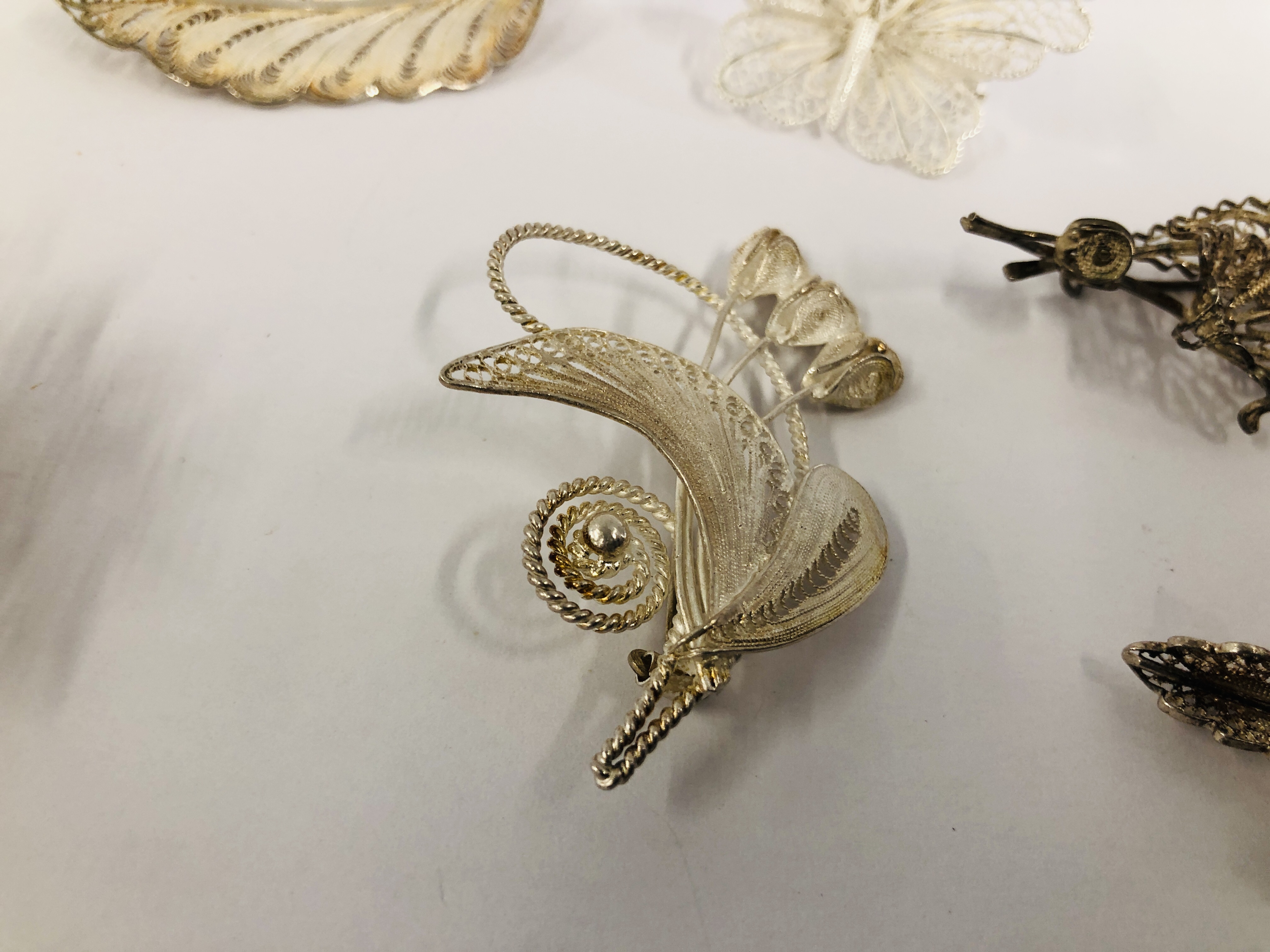 A GROUP OF 6 VINTAGE SILVER AND WHITE METAL FILIGREE BROOCHES. - Image 6 of 8