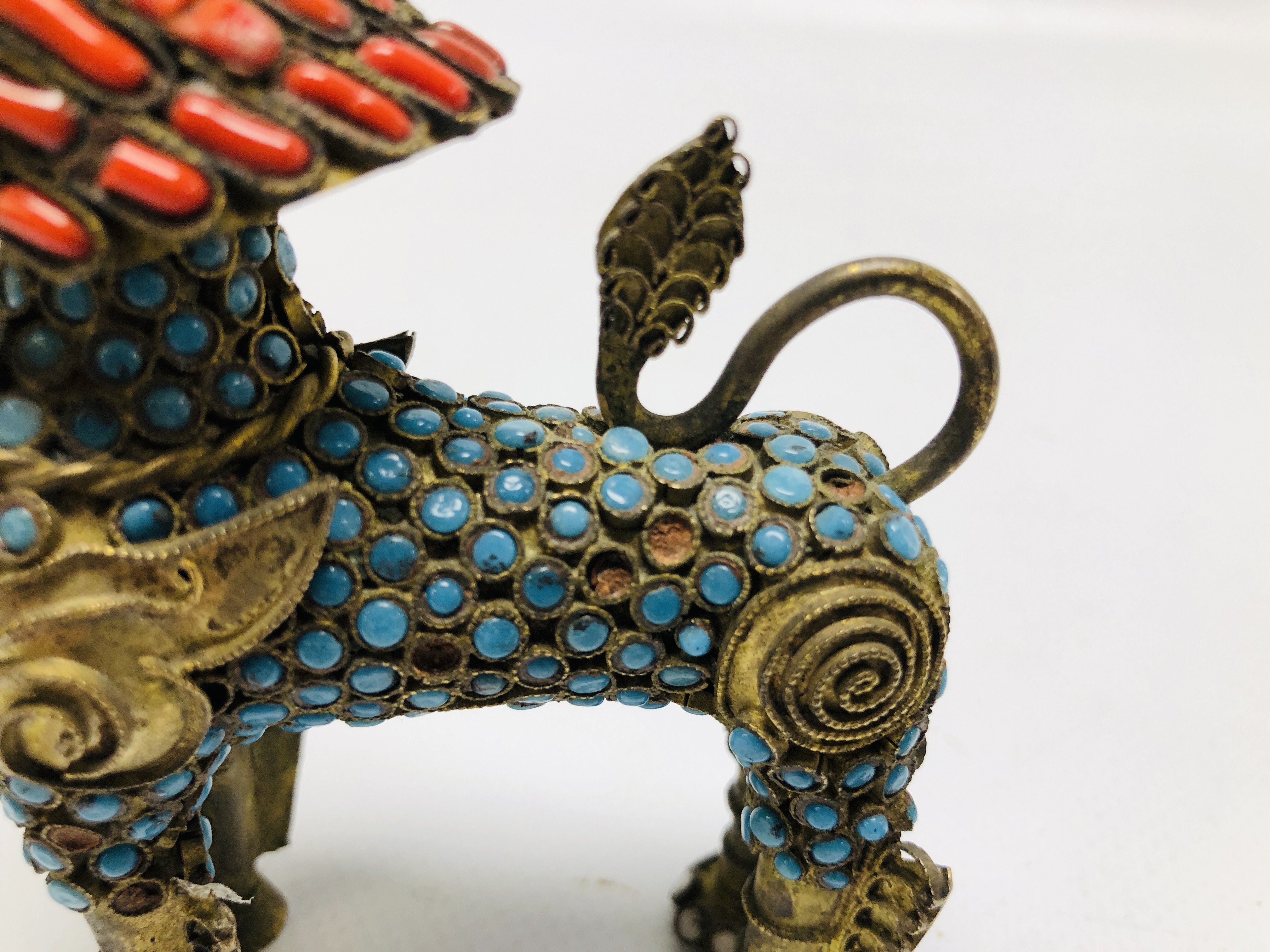 A VINTAGE TIBETAN STYLE PERFUME BOTTLE IN THE FORM OF A FOO DOG INSET WITH COLOURED STONES, - Image 4 of 9