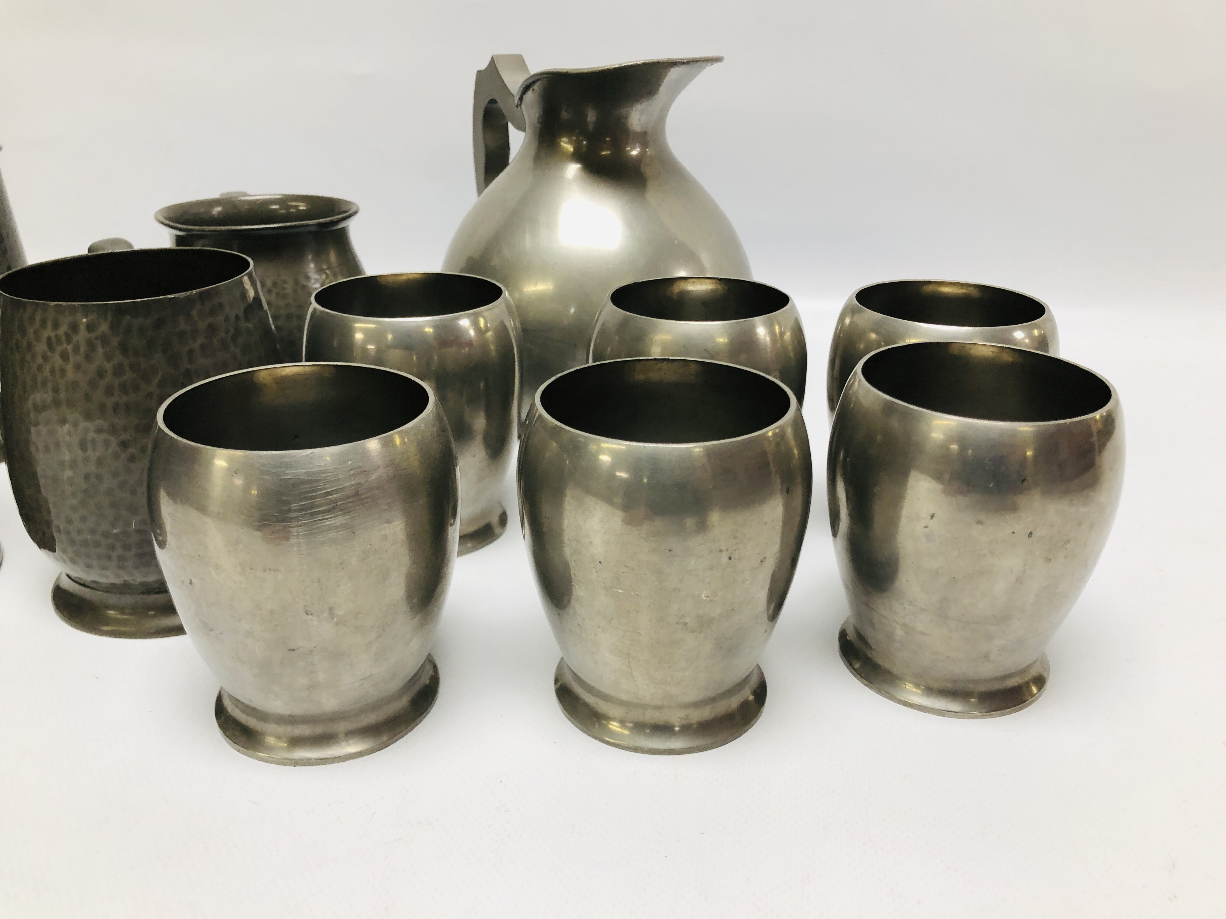 A SET OF SIX MANOR PEWTER MUGS ALONG WITH MANOR PEWTER JUG ALONG WITH FOUR FURTHER PEWTER TANKARDS - Image 2 of 7