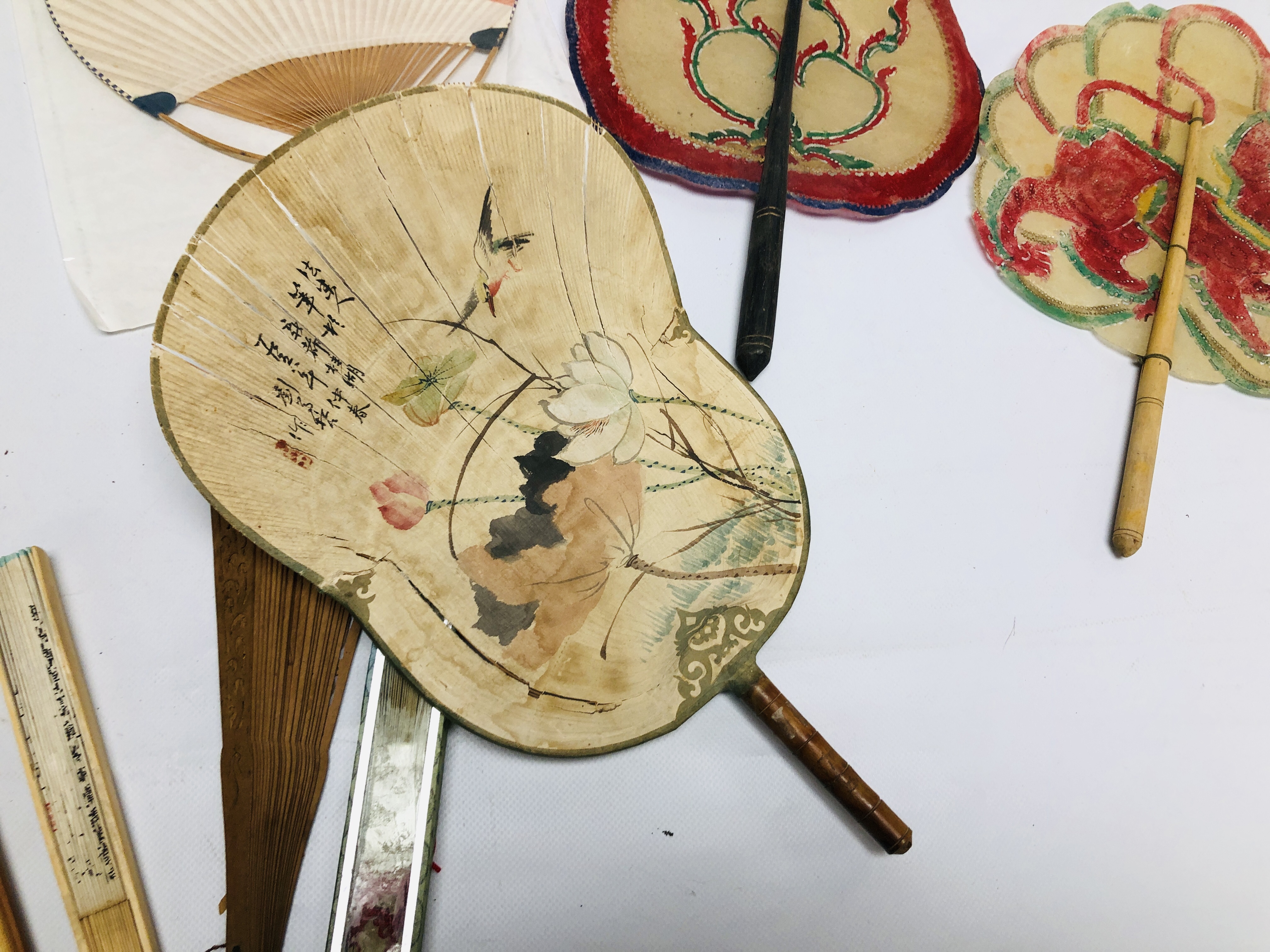 A COLLECTION OF ASSORTED MAINLY MODERN ORIENTAL FANS TO INCLUDE WOODEN AND PAINTED EXAMPLES ALONG - Image 6 of 10