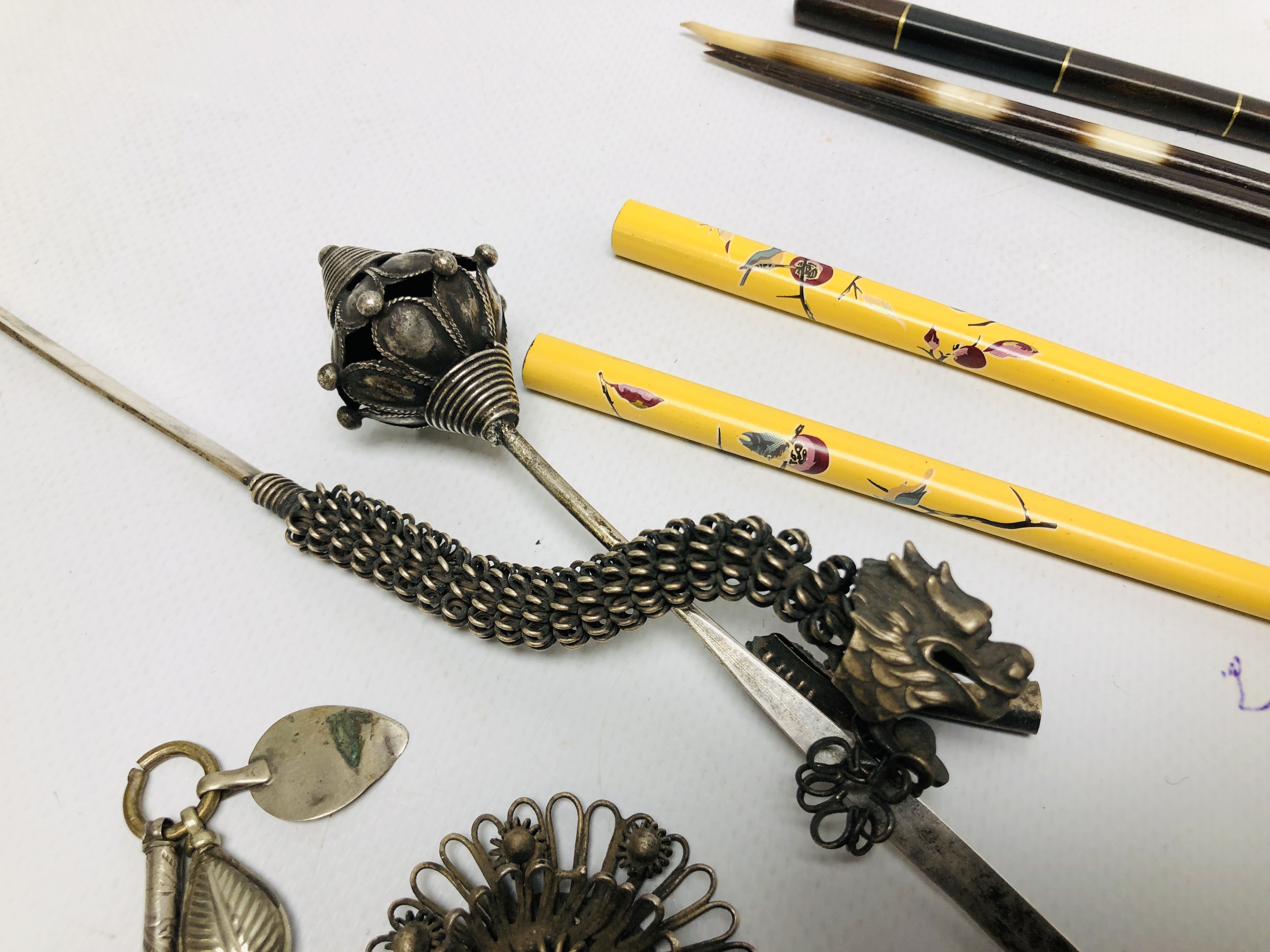 A TRAY OF COLLECTABLE OBJECTS TO INCLUDE VARIOUS HAIR PINS AND COMB ALONG WITH AN ORIENTAL BONE - Image 3 of 6