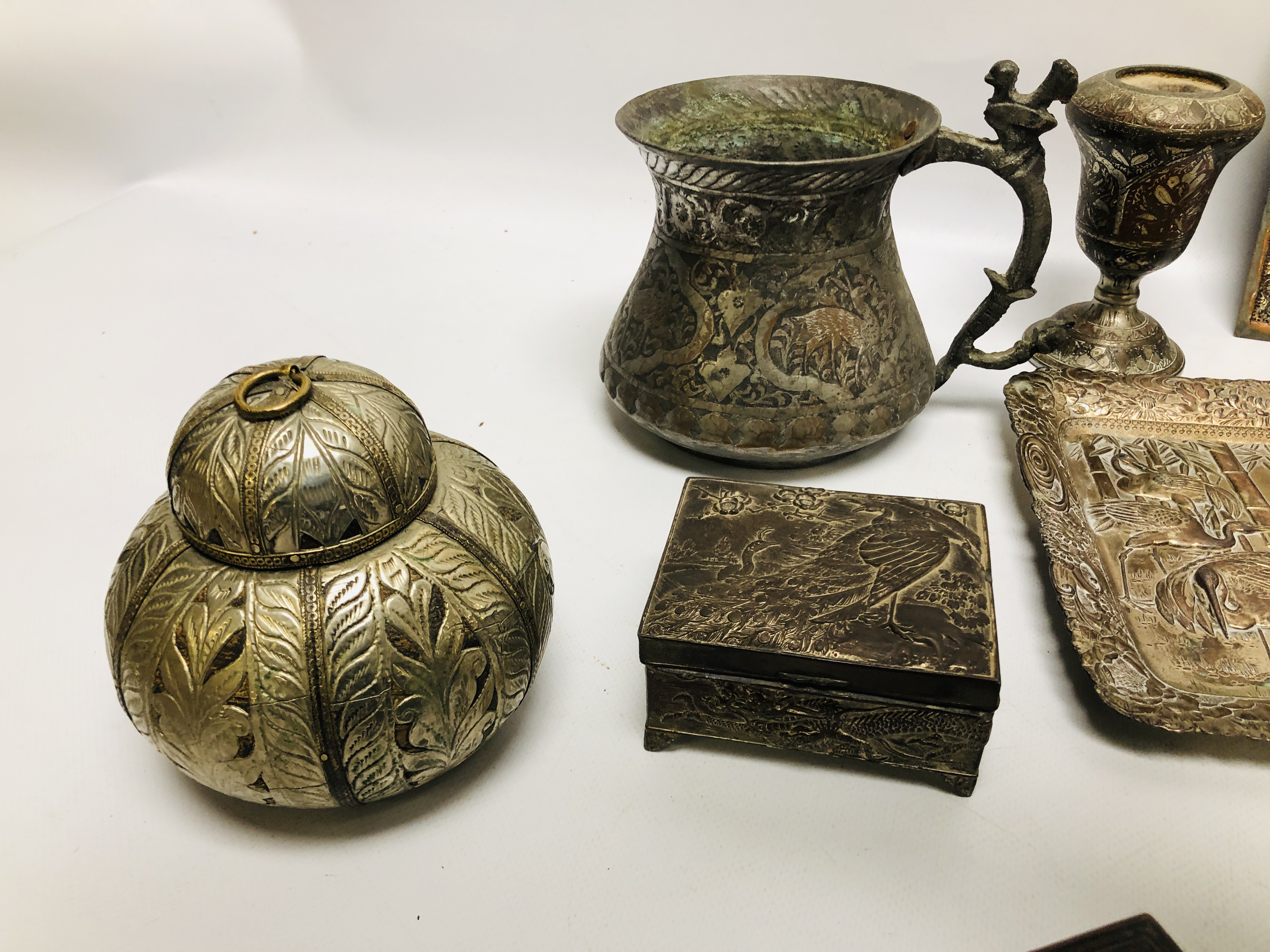 A BOX OF ASSORTED MIDDLE EASTERN AND ASIAN METAL WARE ARTIFACTS COMPRISING OF LIDDED CONTAINERS AND - Bild 3 aus 9