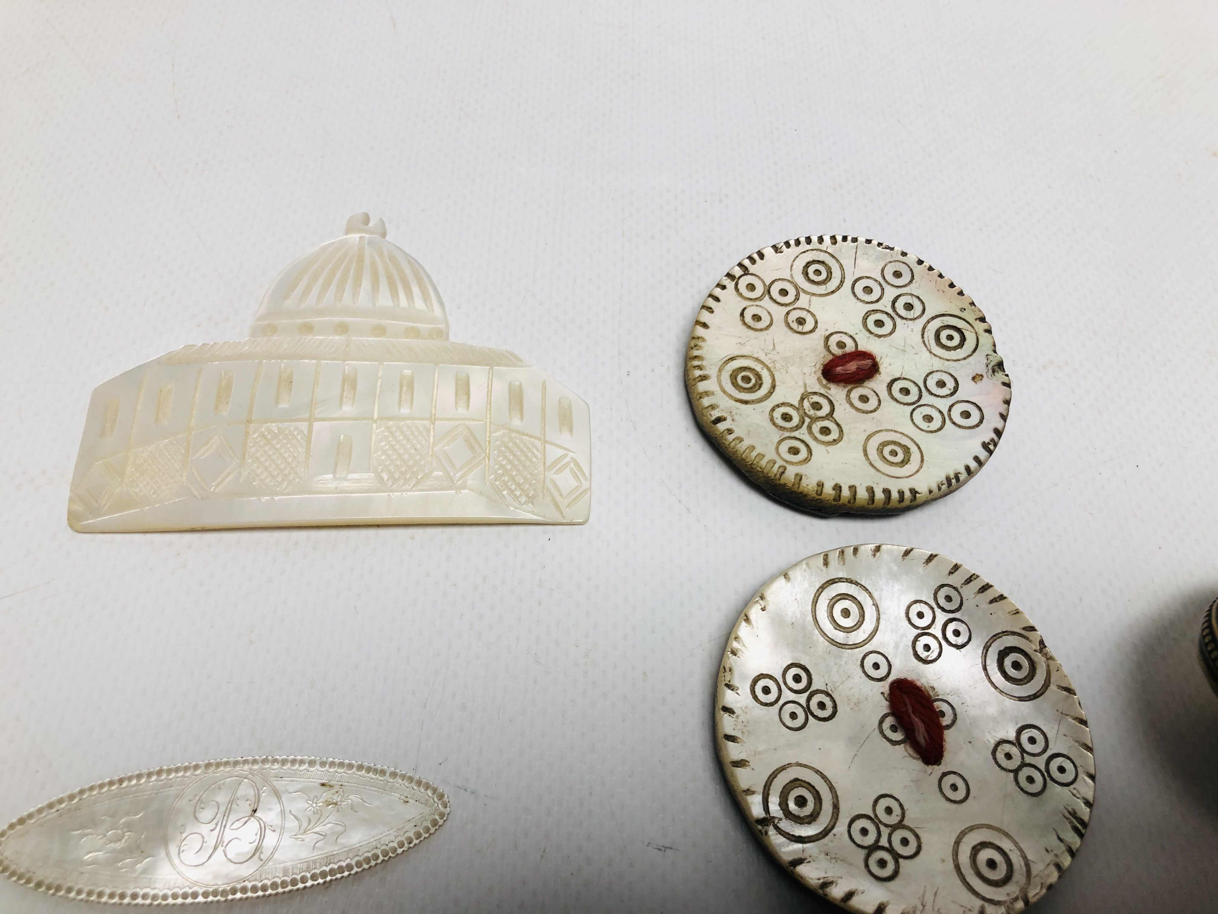 A COLLECTION OF MOTHER OF PEARL COLLECTABLES TO INCLUDE OVER SIZED BUTTONS, ORIENTAL DISKS / PANELS, - Image 4 of 10