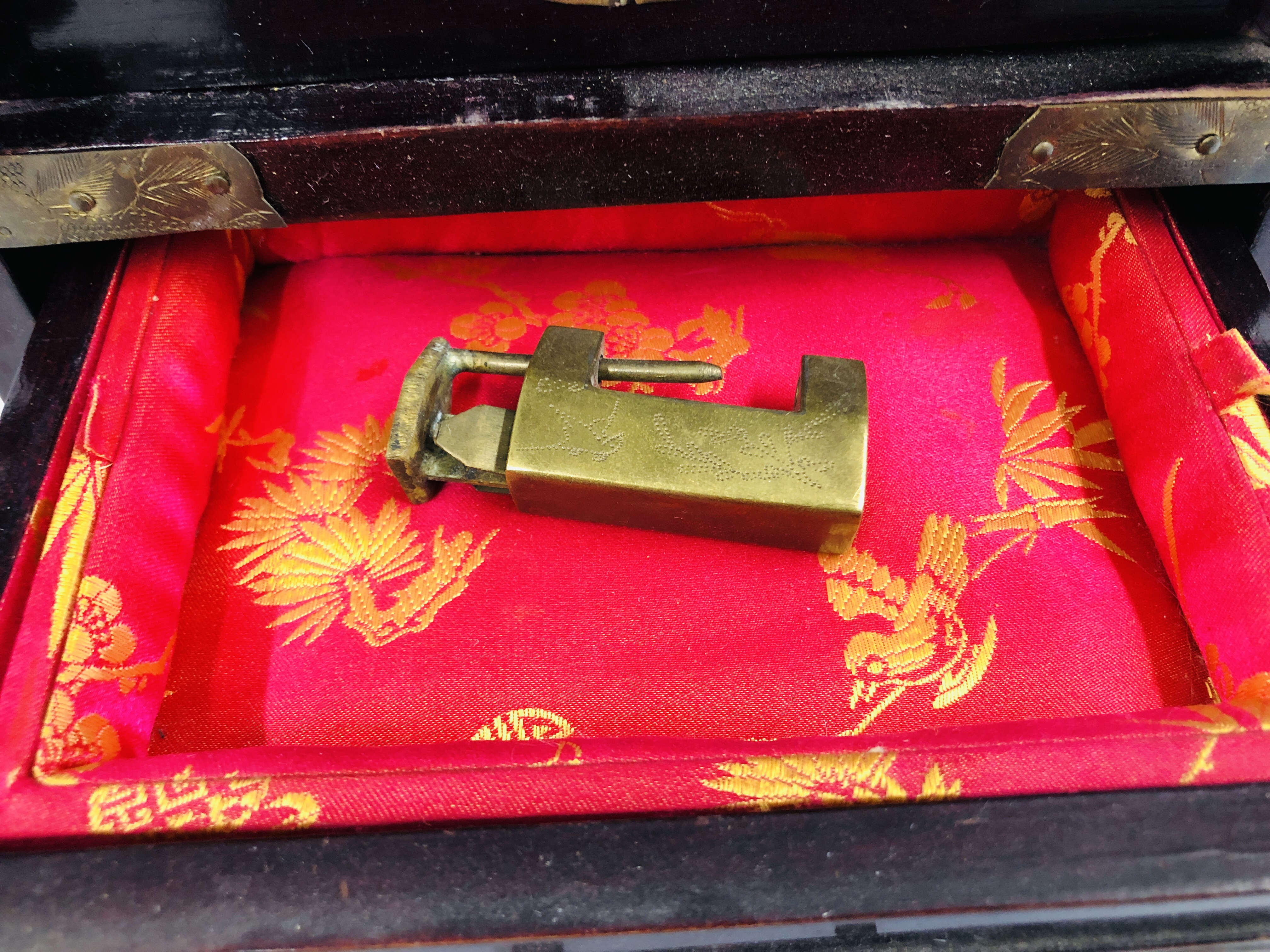 A CHINESE HARDWOOD JEWELLERY CHEST INLAID WITH HARDSTONE PANELS AND BRASS BOUND DETAIL. - Image 7 of 11