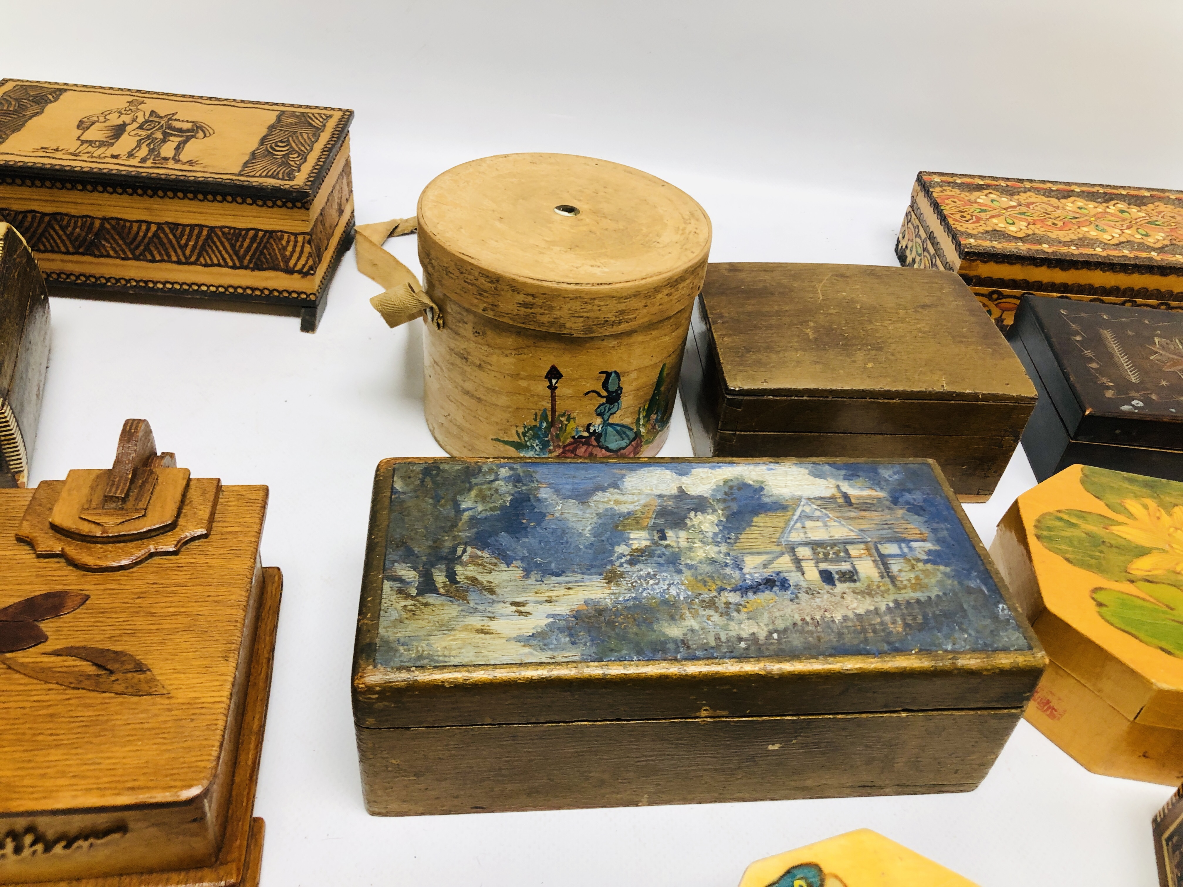 AN EXTENSIVE COLLECTION OF ASSORTED BOXES TO INCLUDE MODERN CARVED AND ORIENTAL LACQUERED EXAMPLES - Bild 5 aus 9