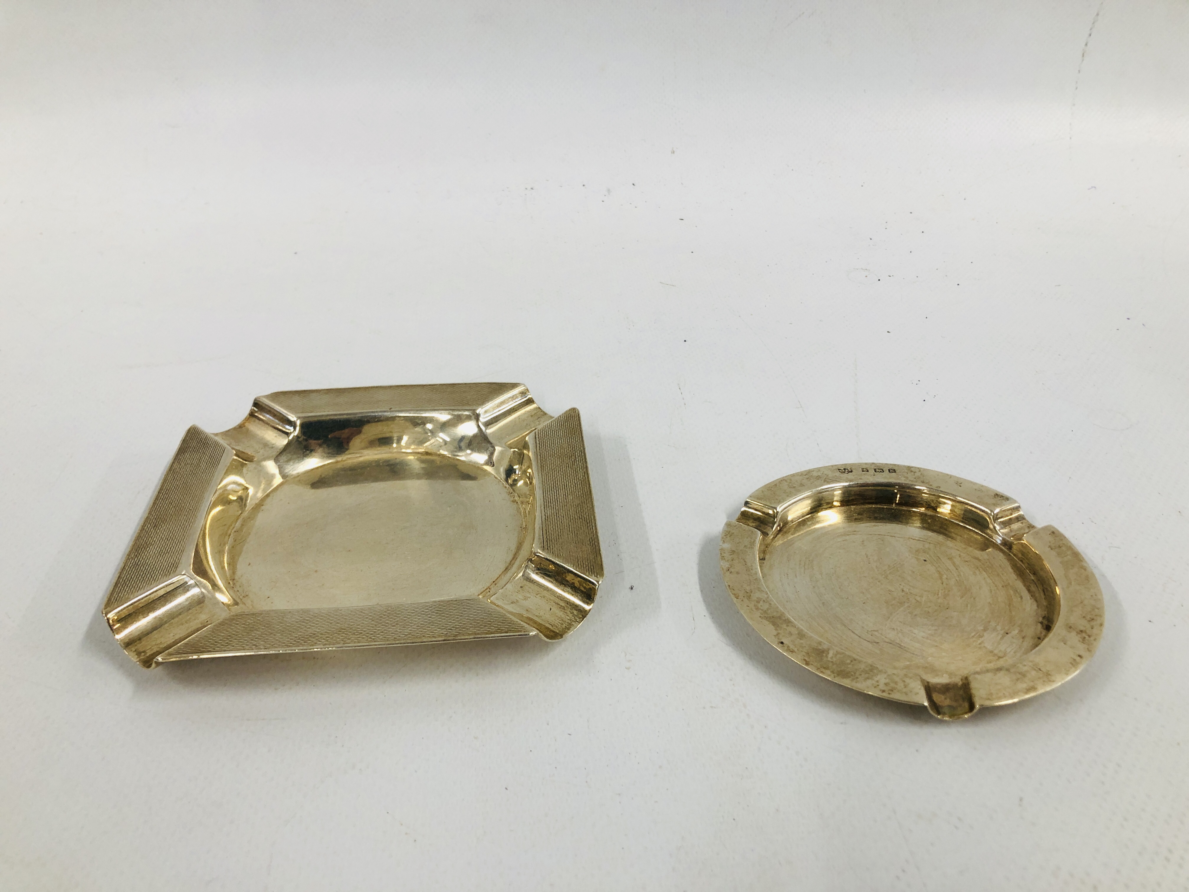 TWO SILVER ASHTRAYS TO INCLUDE A CIRCULAR EXAMPLE BY MAPPIN & WEBB, BIRMINGHAM ASSAY DIA. 8.2CM.