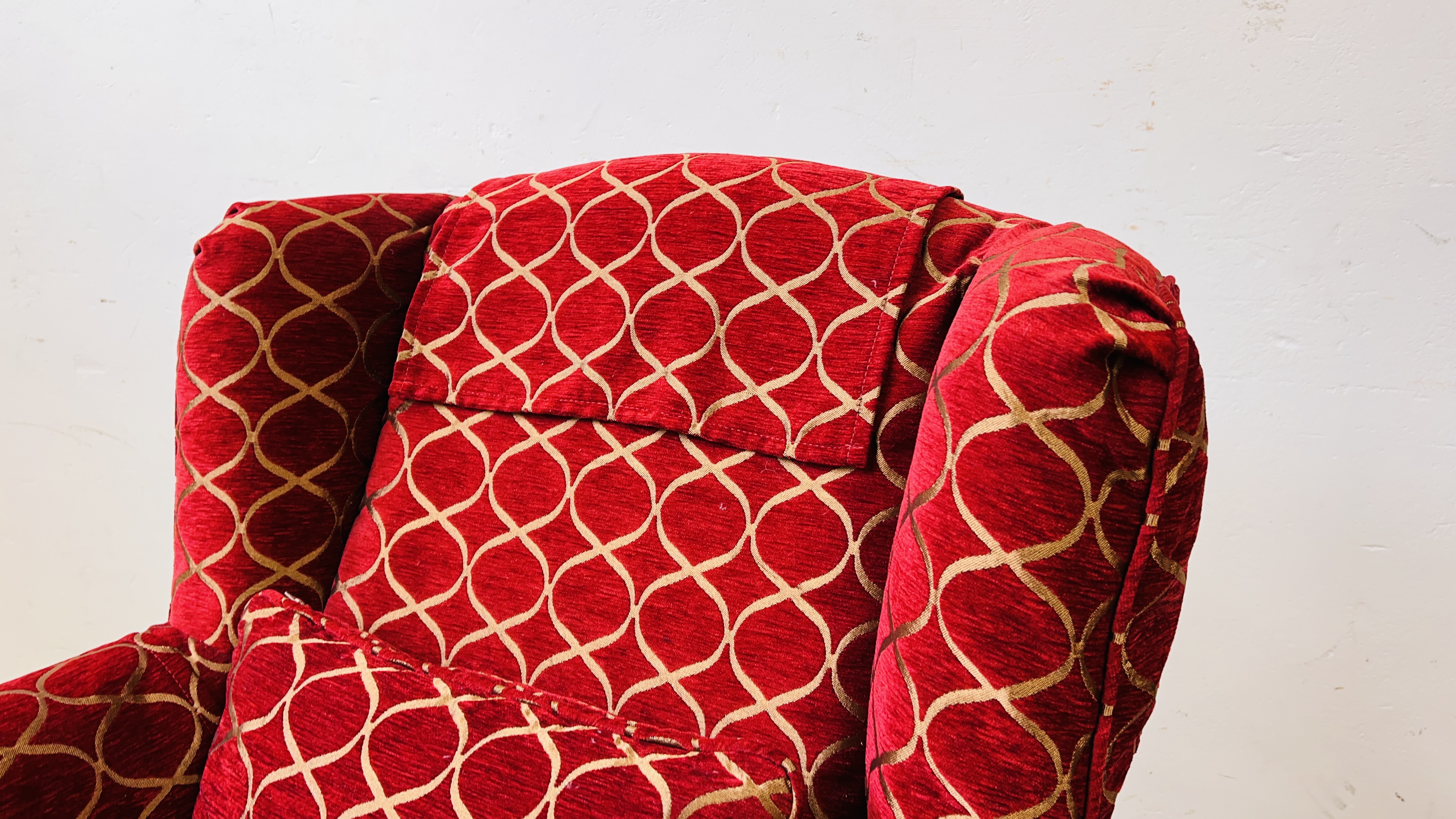 A MODERN WING BACK CHAIR UPHOLSTERED IN RED AND GOLD - Image 2 of 8