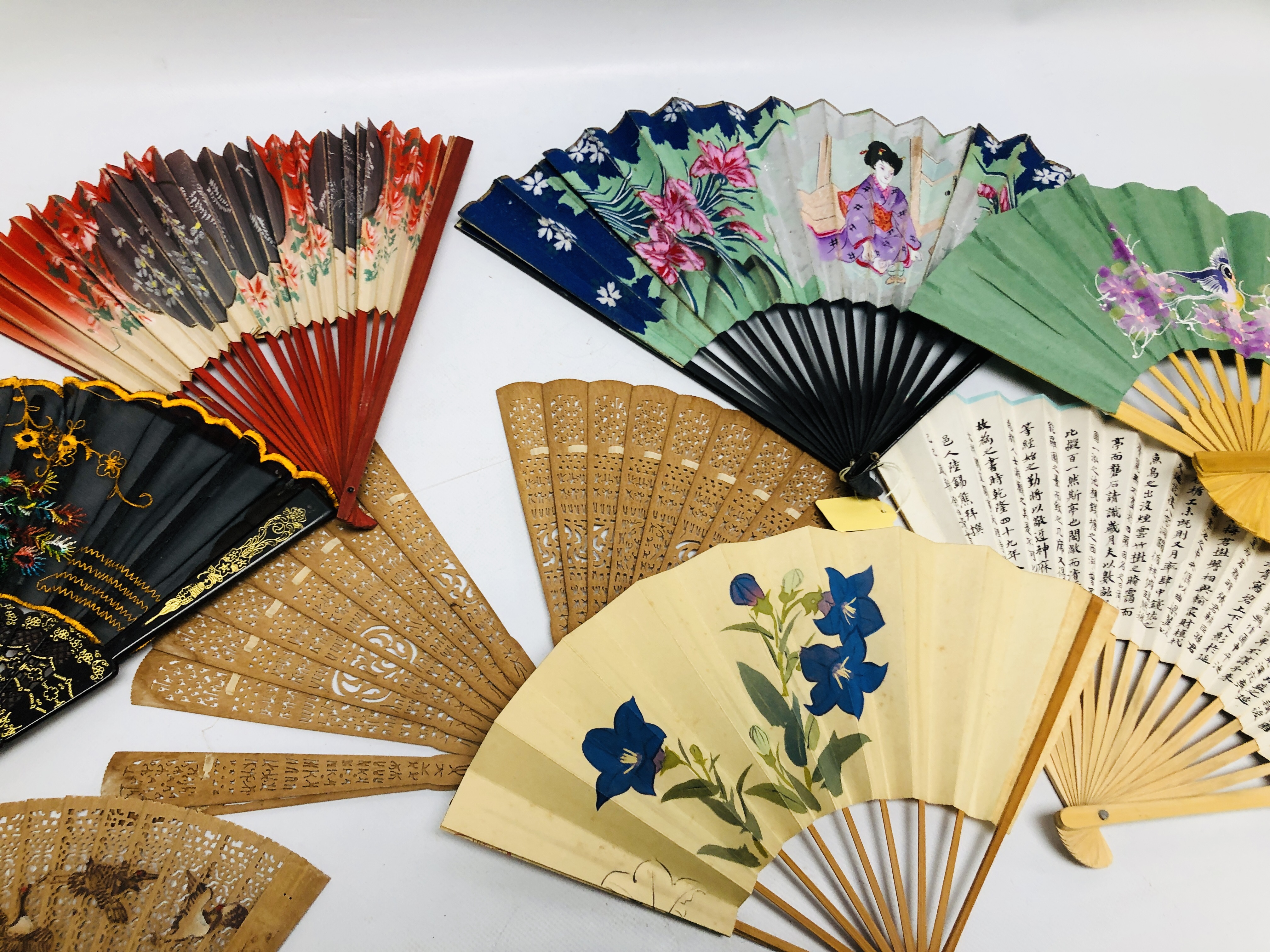A COLLECTION OF ASSORTED MAINLY MODERN ORIENTAL FANS TO INCLUDE WOODEN AND PAINTED EXAMPLES ALONG - Image 9 of 10