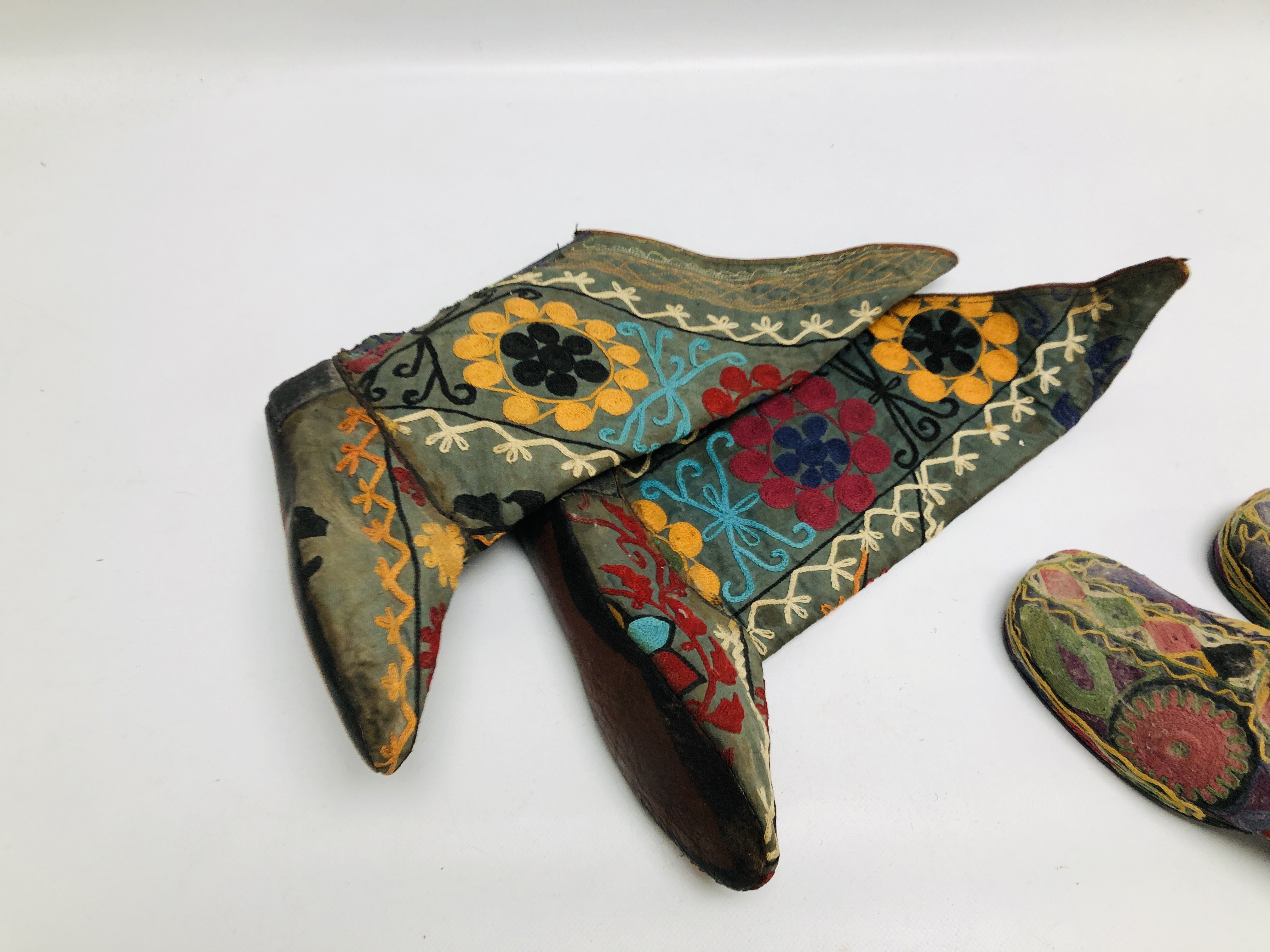 A PAIR OF MID C20TH AFGHAN EMBROIDERED SHOES ALONG WITH A PAIR OF EMBROIDERED BOOTS. - Image 5 of 10