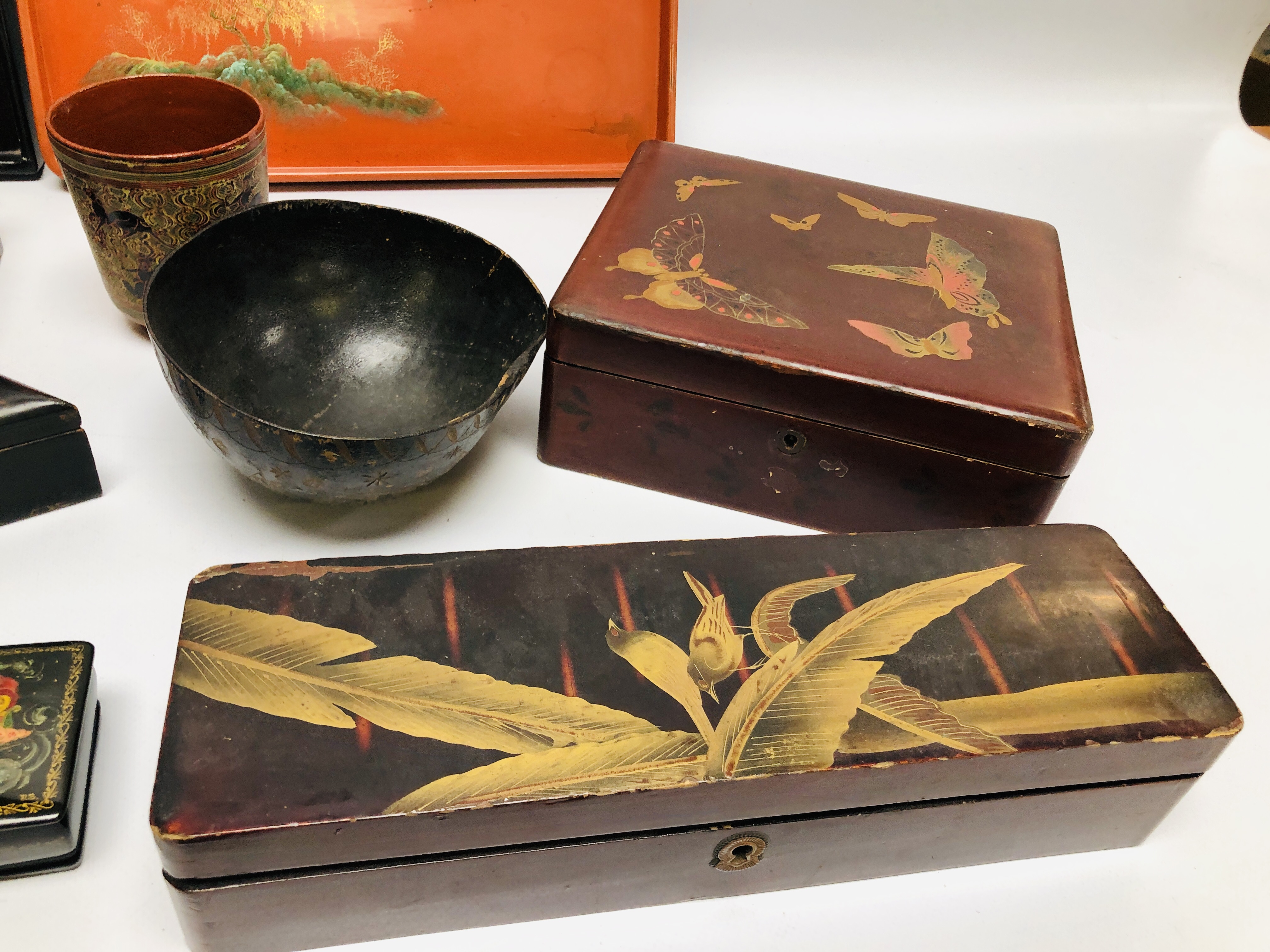 AN EXTENSIVE COLLECTION OF ASSORTED ORIENTAL LACQUERED BOXES AND TRAYS. - Image 3 of 8