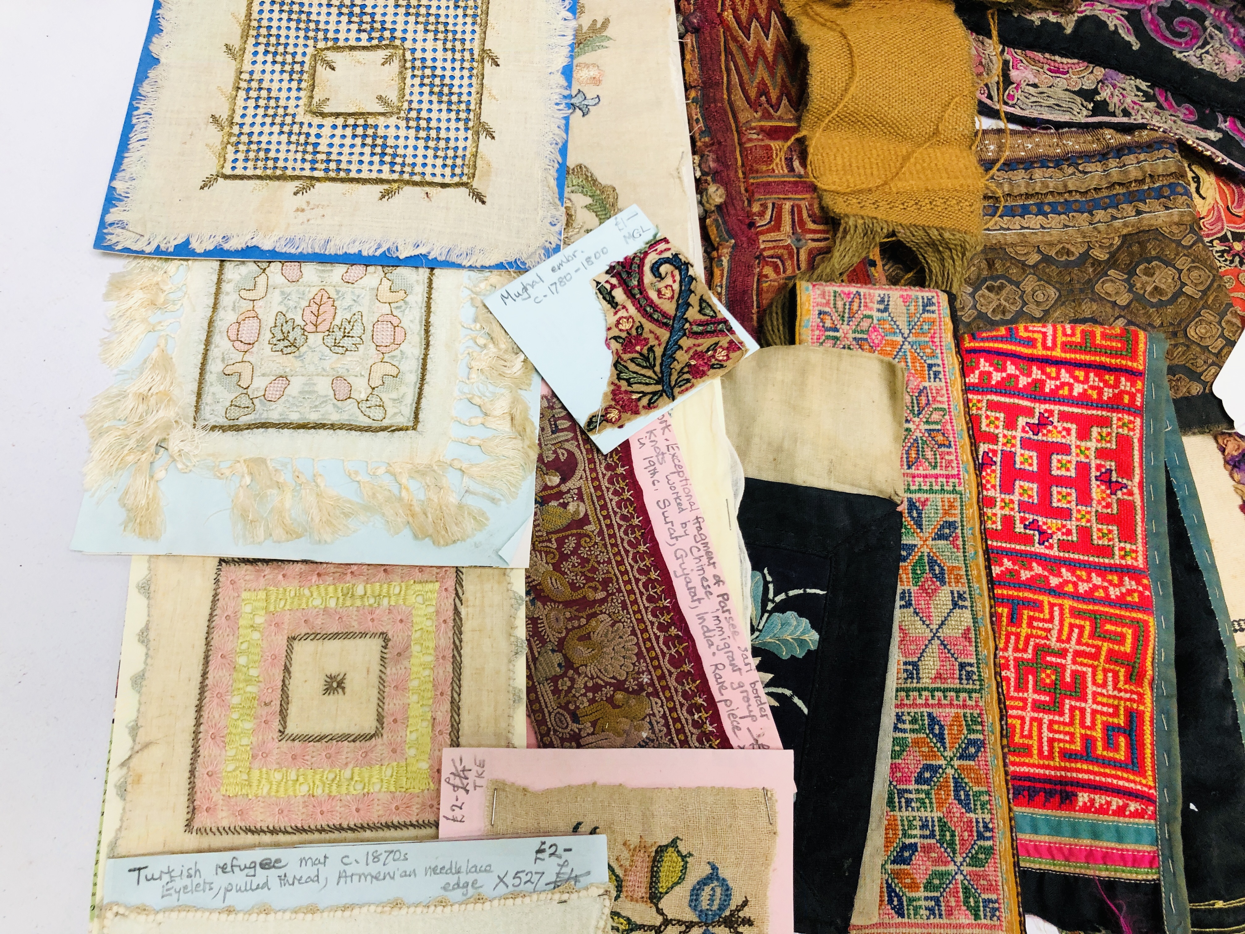 TWO BOXES CONTAINING AN EXTENSIVE COLLECTION OF TEXTILES EXAMPLES. - Image 3 of 8