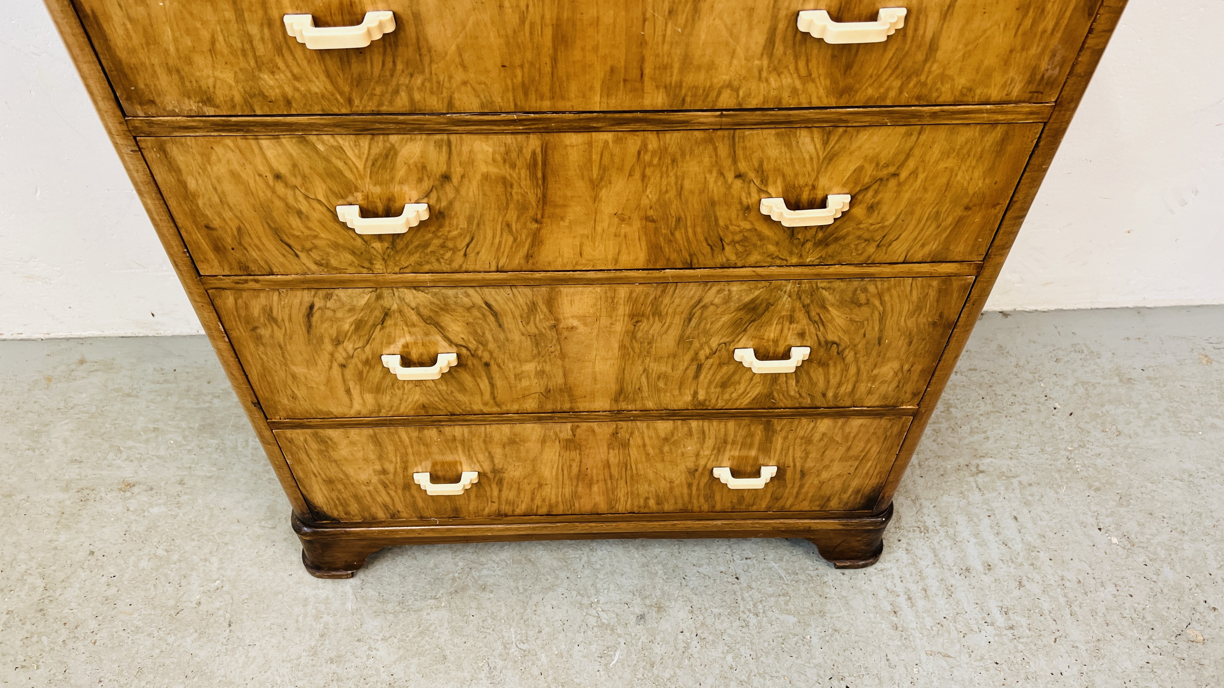 A VINTAGE WALNUT FINISH 4 DRAWER CHEST OF DRAWERS WITH PLASTIC DECO HANDLES W 77CM. X 43CM. X 94CM. - Image 3 of 9