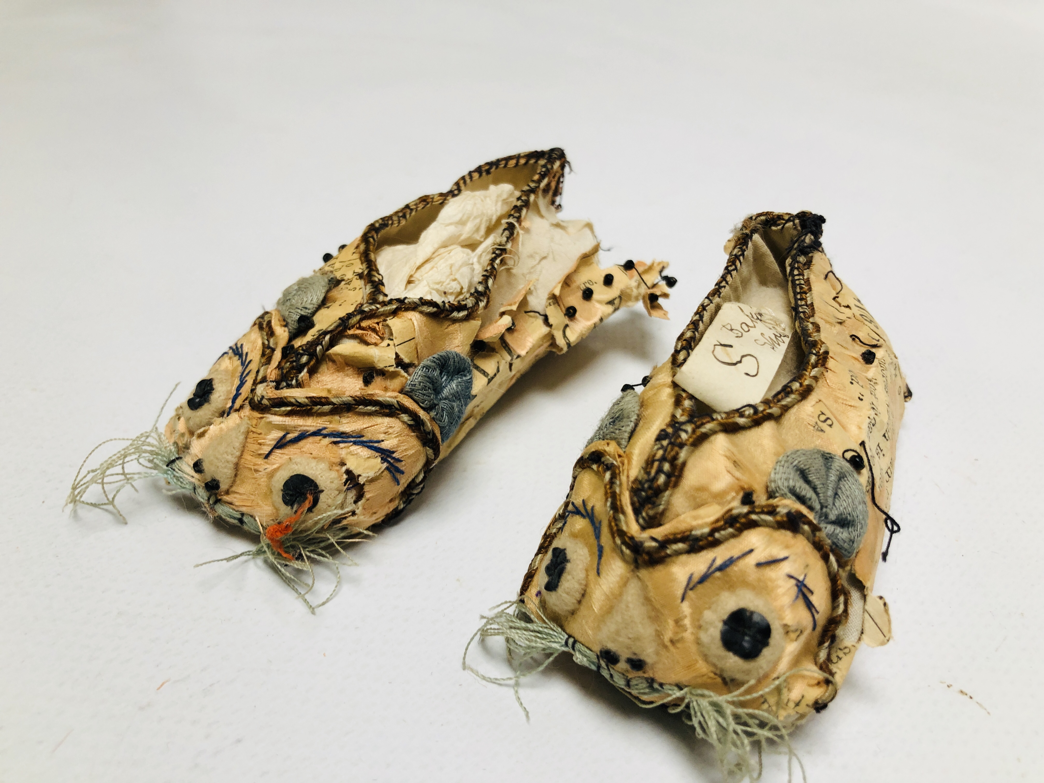 A PAIR OF HANDMADE SILK AND PAPER EMBROIDERED BABY SHOES, C19TH, L 10CM. - Image 3 of 6