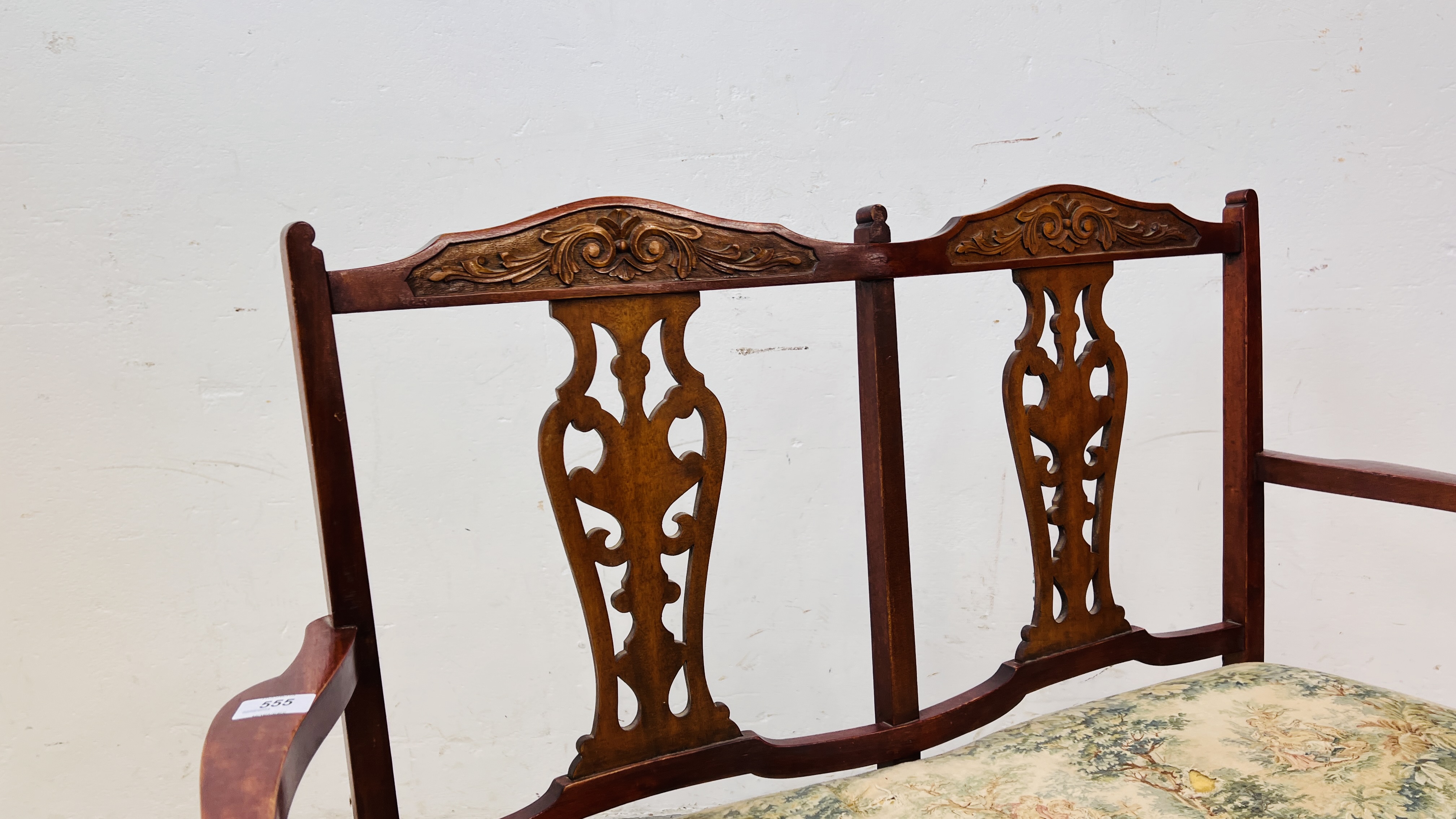 ANTIQUE MAHOGANY LOVERS SEAT WITH FRET BACK AND CARVED DETAILING - Image 3 of 9