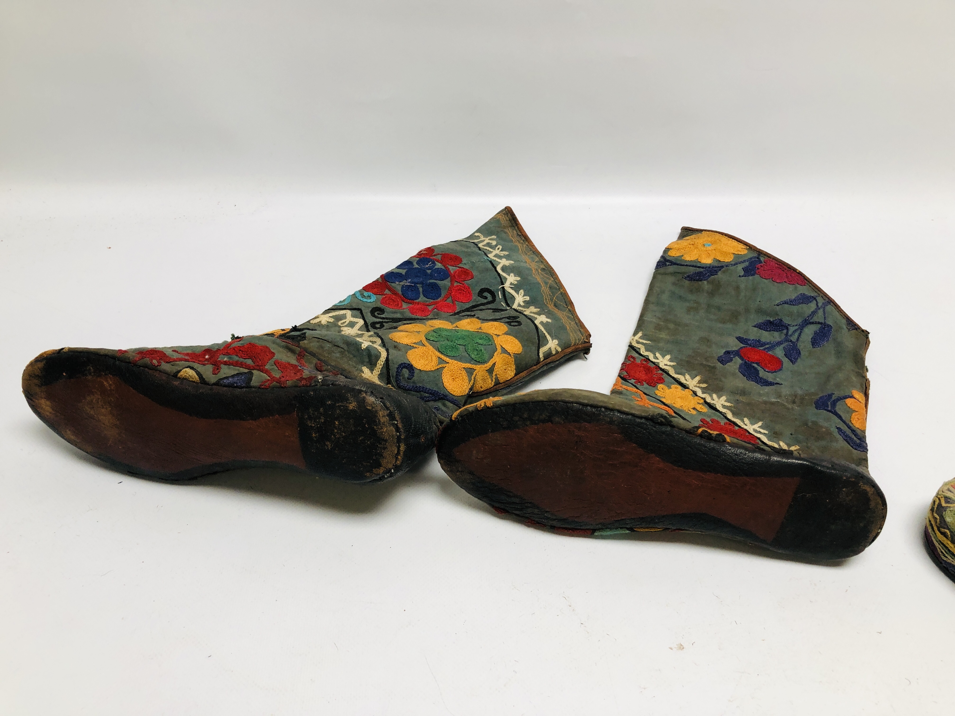 A PAIR OF MID C20TH AFGHAN EMBROIDERED SHOES ALONG WITH A PAIR OF EMBROIDERED BOOTS. - Image 8 of 10