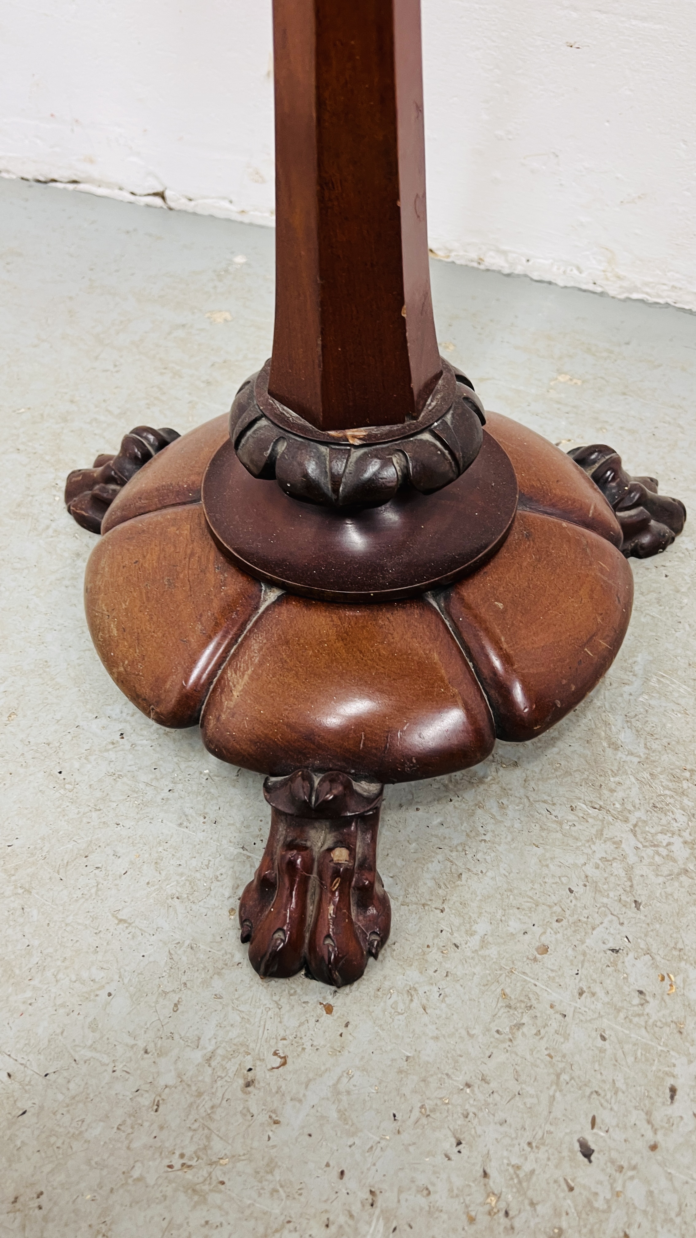 A VICTORIAN MAHOGANY POLE SCREEN, THE PANEL DECORATED WITH FLORAL TAPESTRY, THE BASE WITH CLAW FOOT. - Image 4 of 8