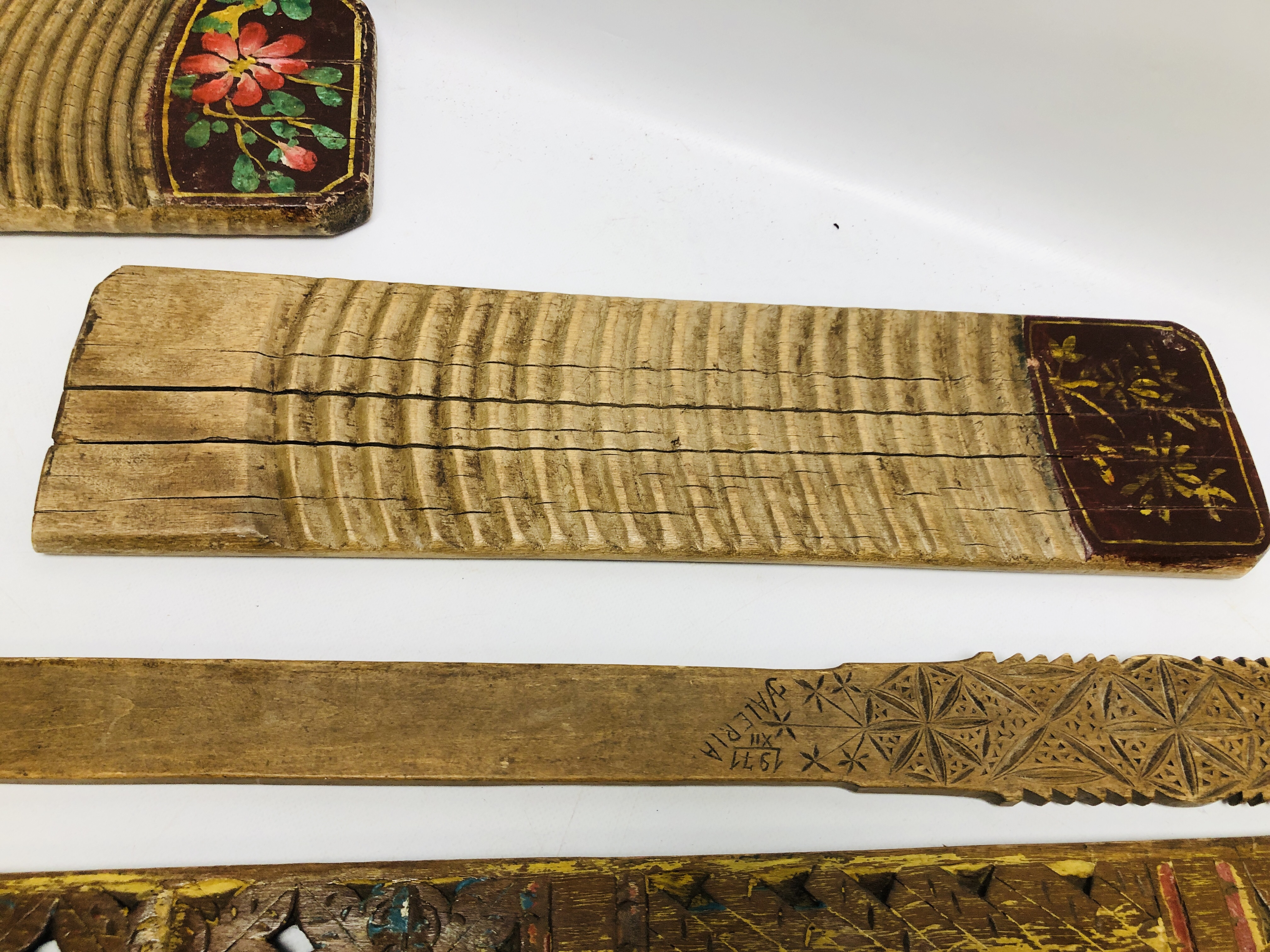 A PAIR OF CARVED HARDWOOD PIERCED BOARDS, WITH PAINTED FLOWERS AND LEAVES HEIGHT 88.5CM. - Image 6 of 10