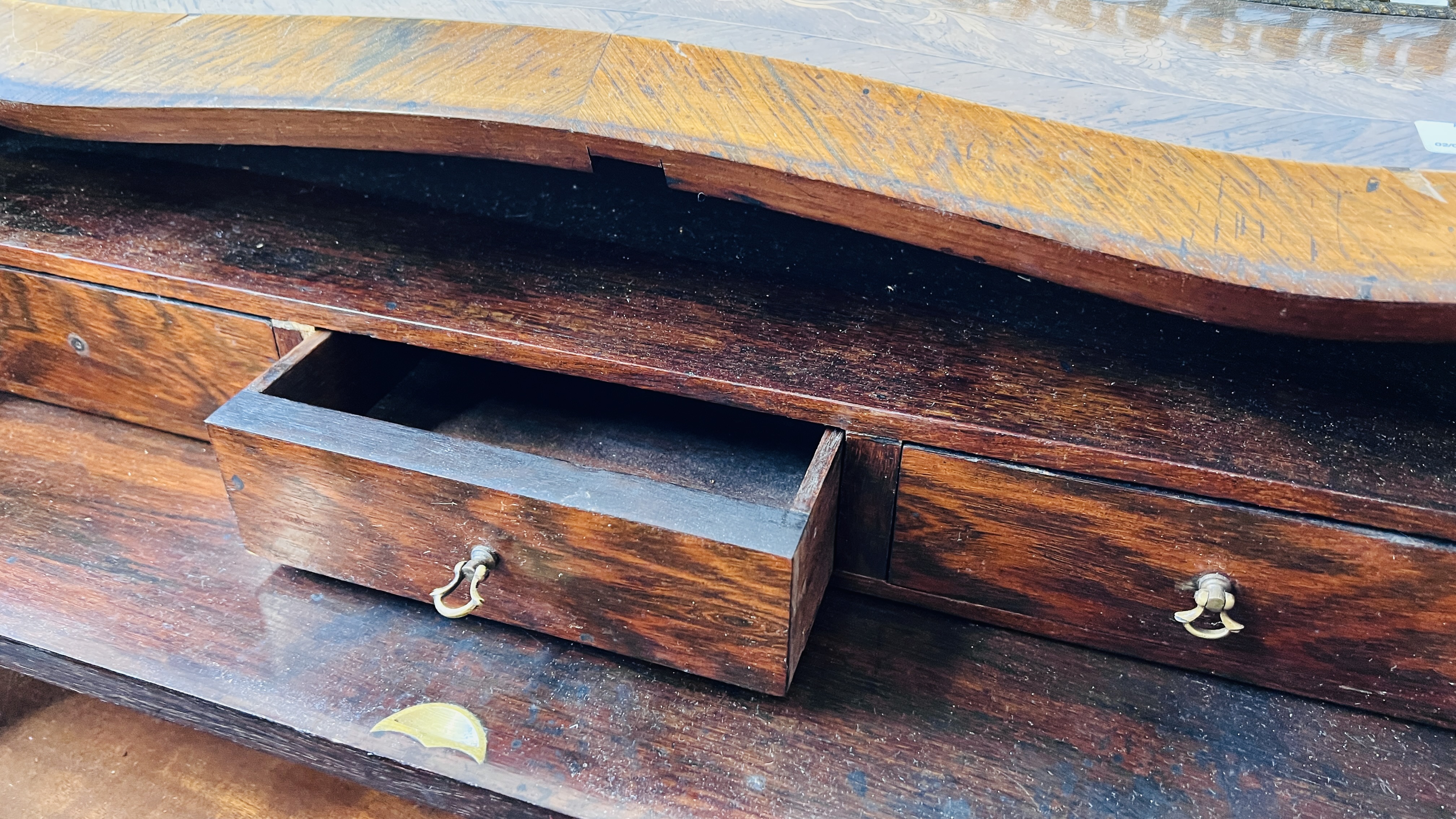 AN ANTIQUE FRENCH LADIES WRITING BUREAU / DESK WITH INLAID MARQUETRY DETAIL, - Image 14 of 14