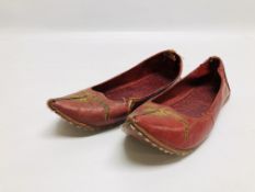 PAIR OF EARLY C20TH AFGHAN LEATHER SHOES WITH GOLD THREAD EMBROIDERY.