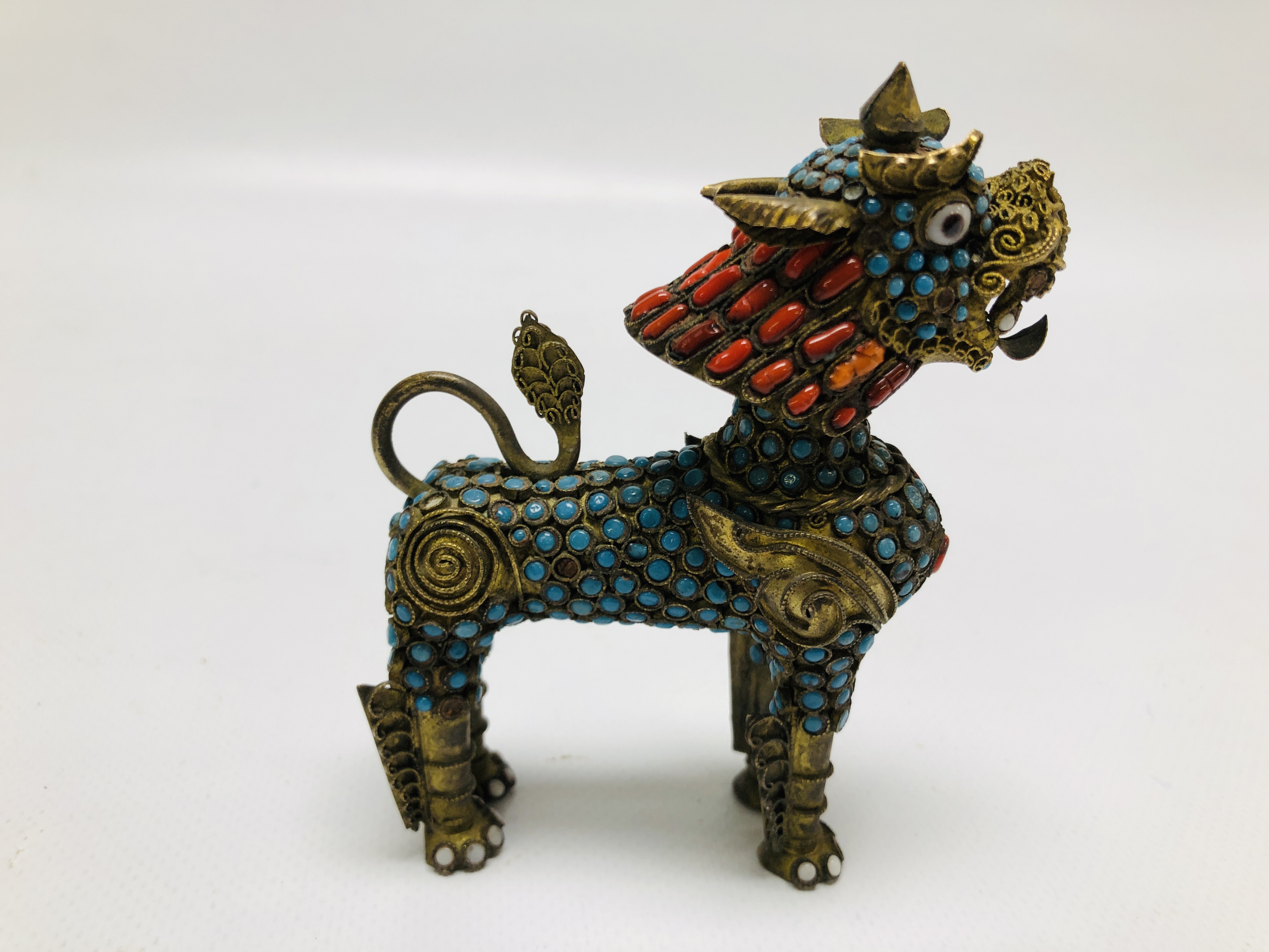 A VINTAGE TIBETAN STYLE PERFUME BOTTLE IN THE FORM OF A FOO DOG INSET WITH COLOURED STONES, - Image 6 of 9