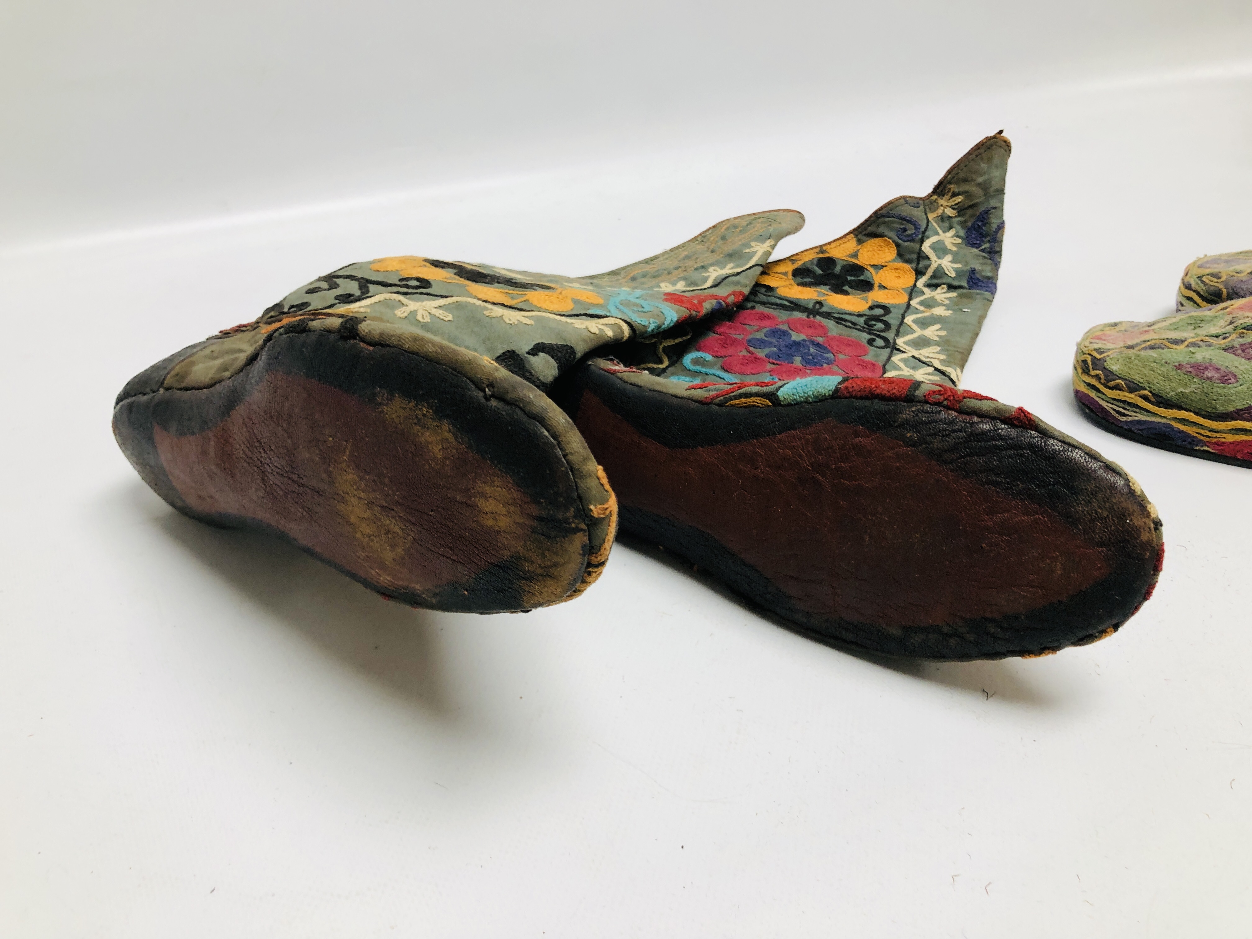 A PAIR OF MID C20TH AFGHAN EMBROIDERED SHOES ALONG WITH A PAIR OF EMBROIDERED BOOTS. - Image 7 of 10