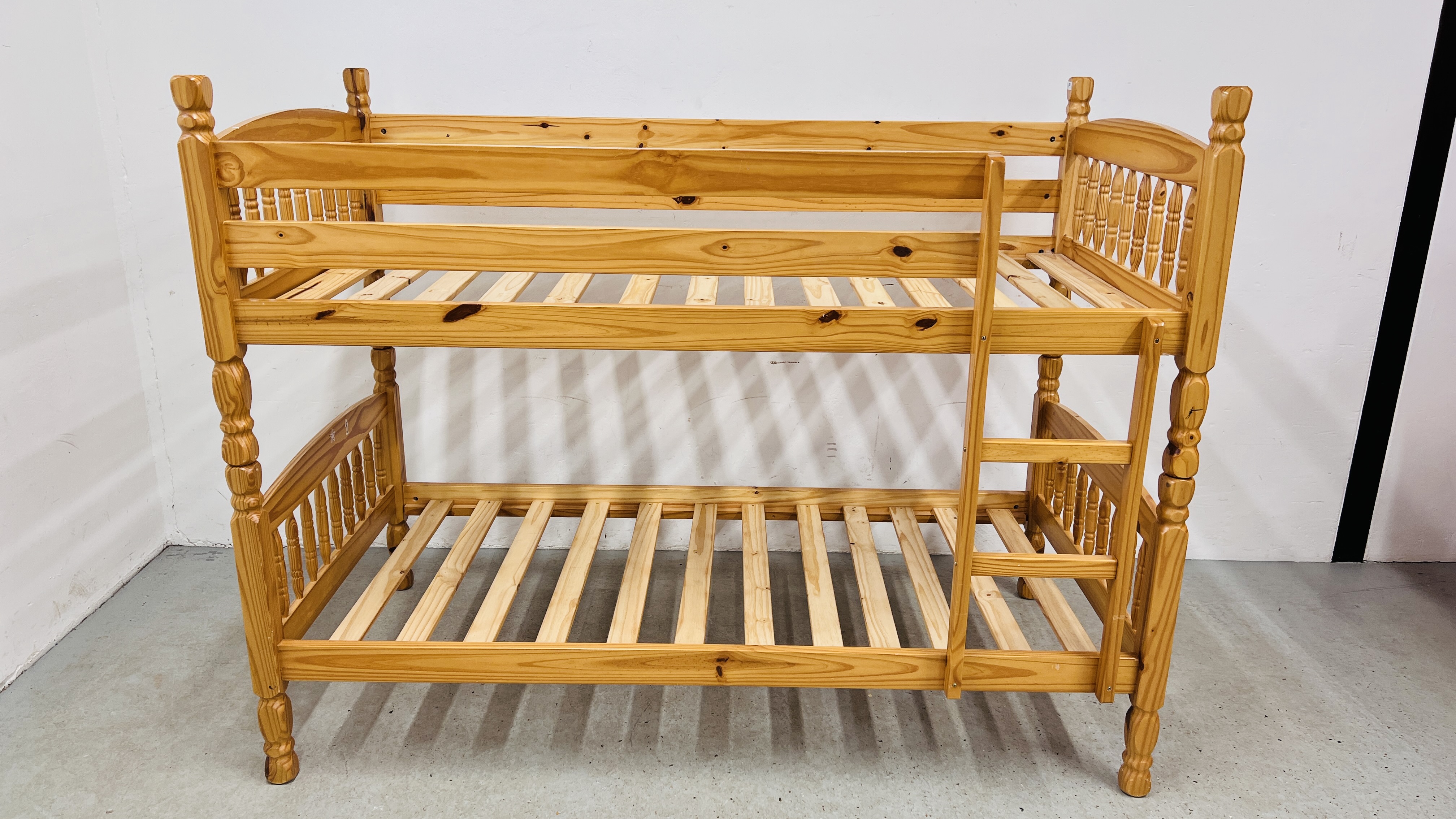 A PINE FRAME BUNK BED - Image 2 of 11