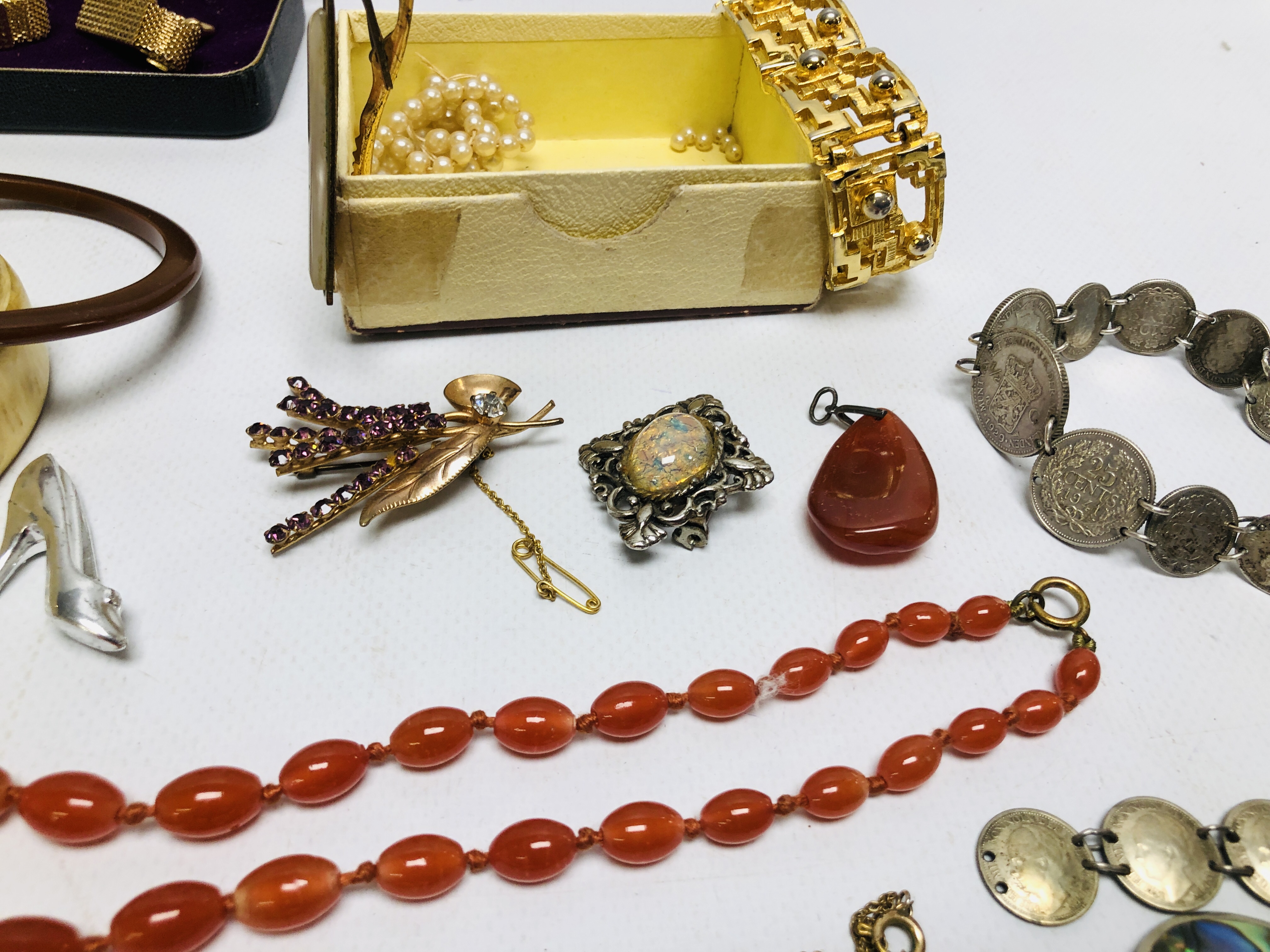 A COLLECTION OF MAINLY VINTAGE JEWELLERY TO INCLUDE SIMULATED PEARLS, BROOCHES, COIN BRACELETS, - Image 7 of 10
