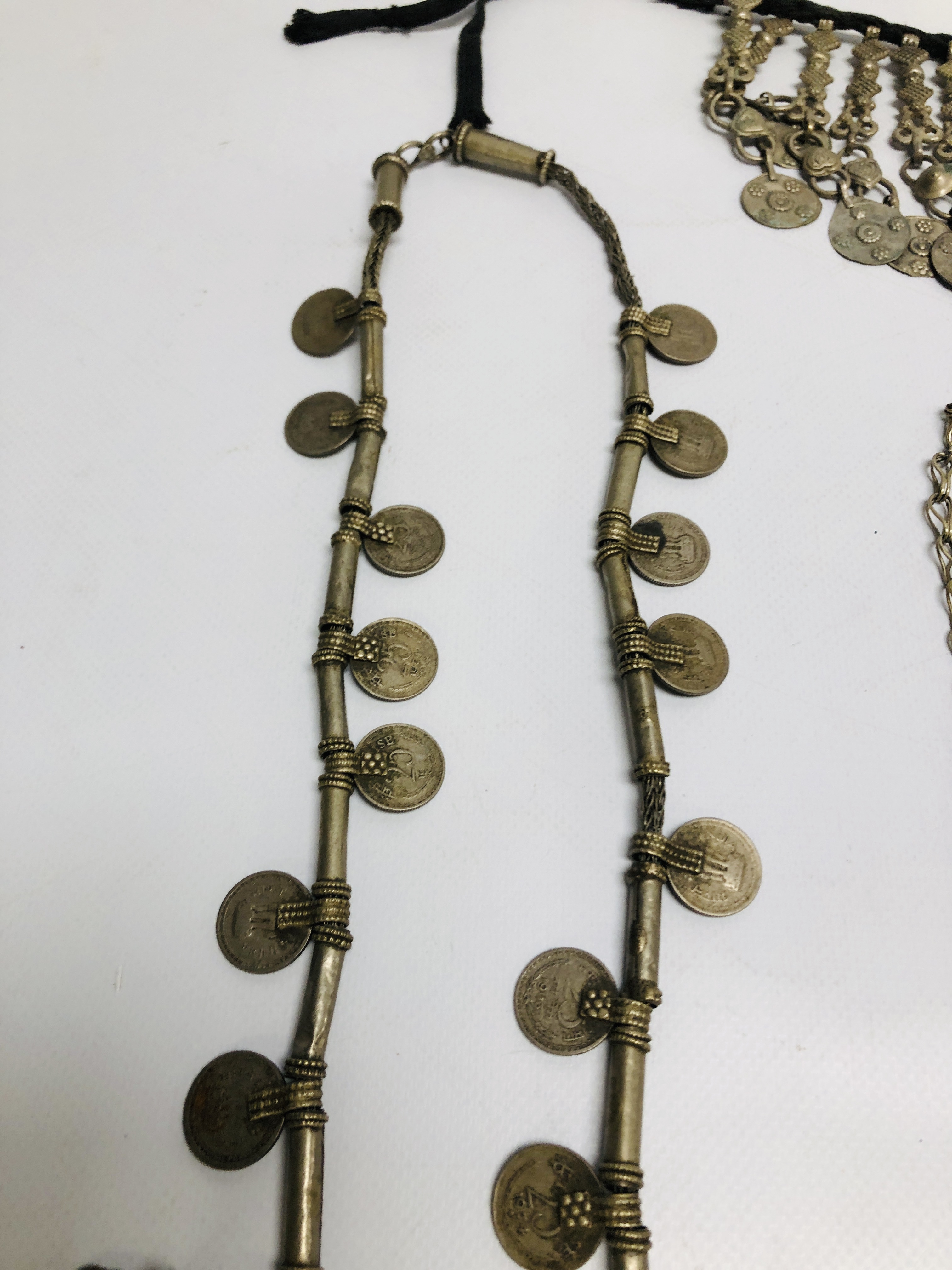 A GROUP OF 6 ASSORTED EASTERN TRIBAL STYLE NECKLACES TO INCLUDE COIN SET EXAMPLES. - Image 3 of 7