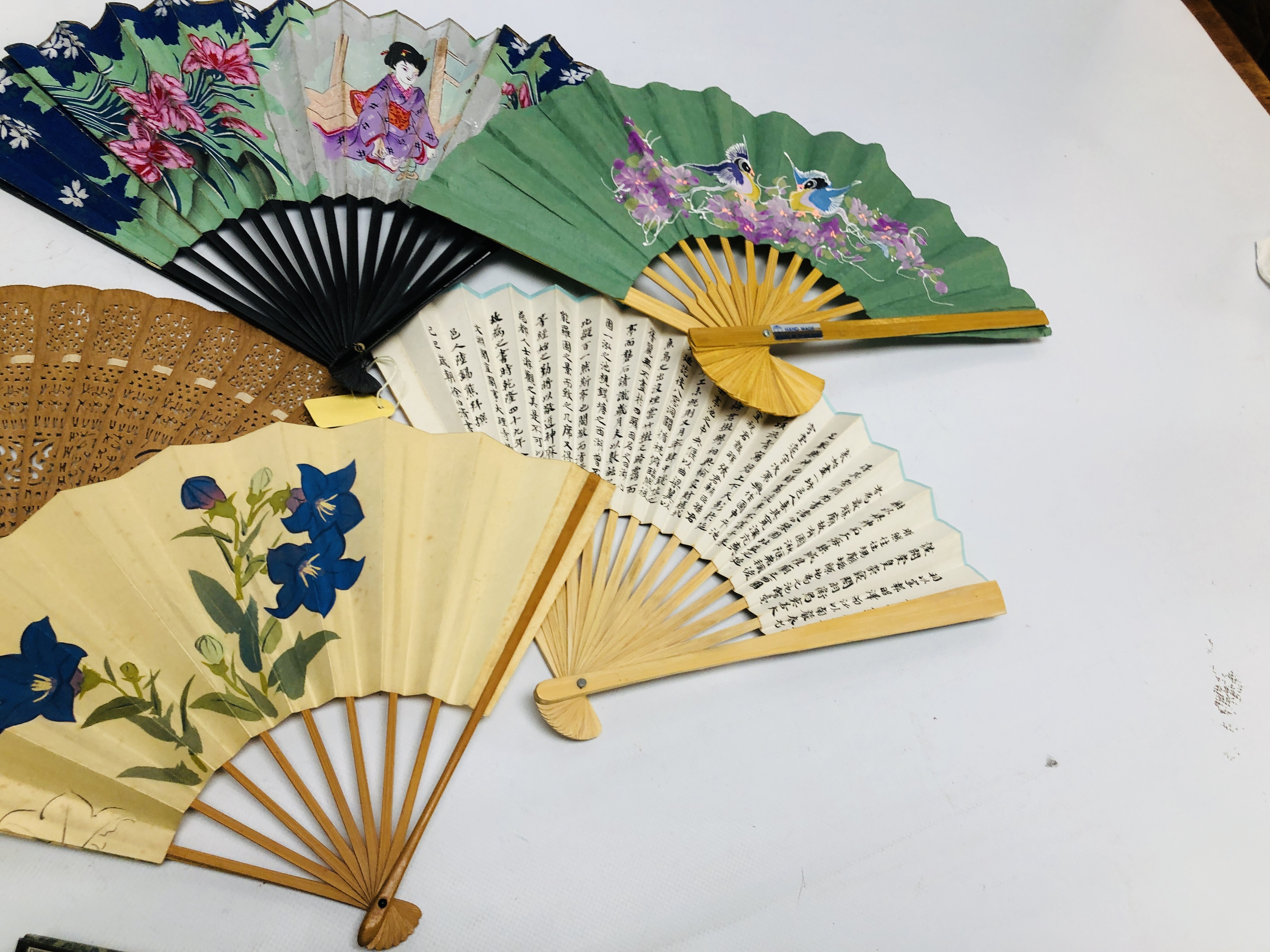 A COLLECTION OF ASSORTED MAINLY MODERN ORIENTAL FANS TO INCLUDE WOODEN AND PAINTED EXAMPLES ALONG - Image 10 of 10