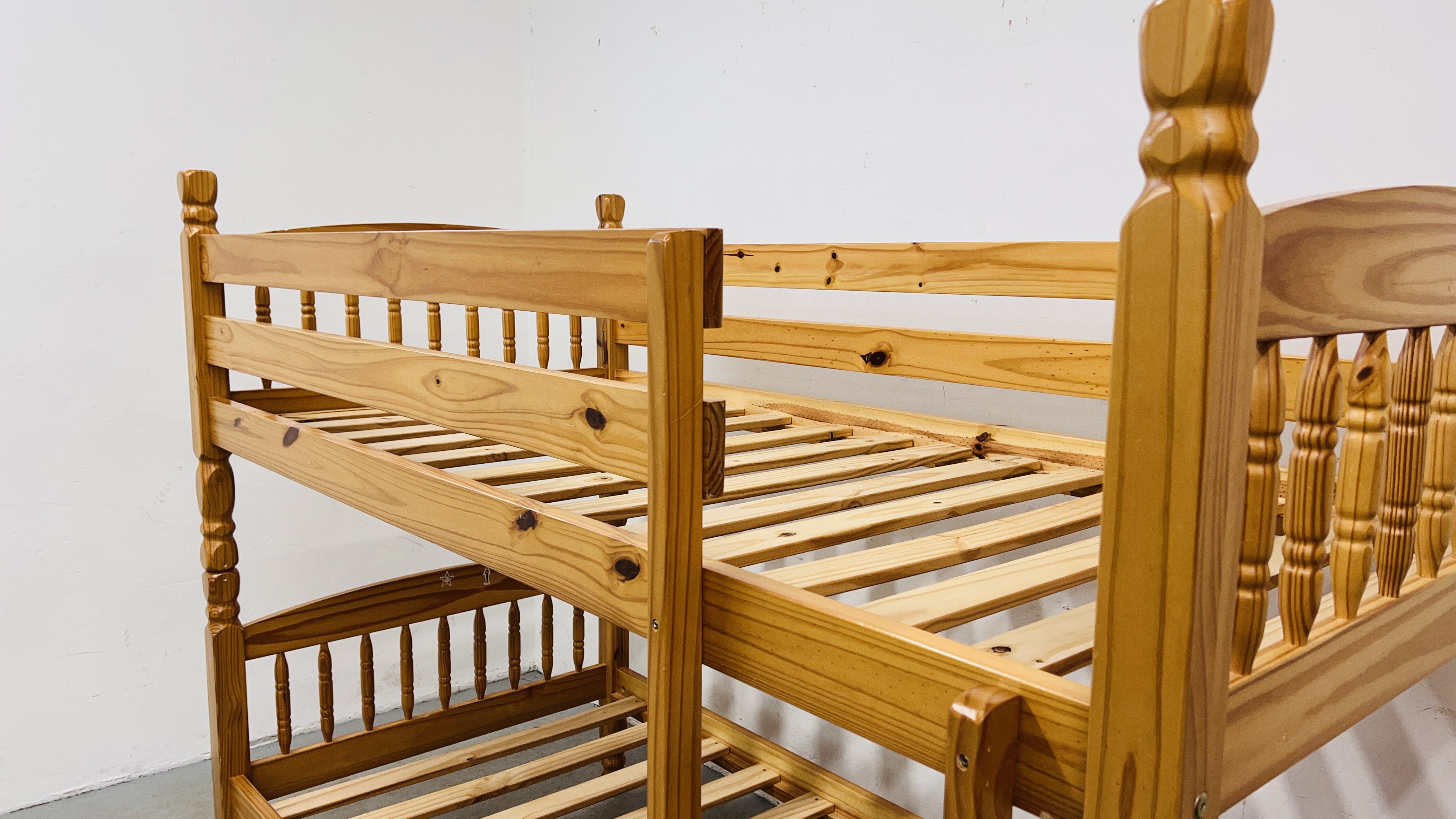 A PINE FRAME BUNK BED - Image 4 of 11