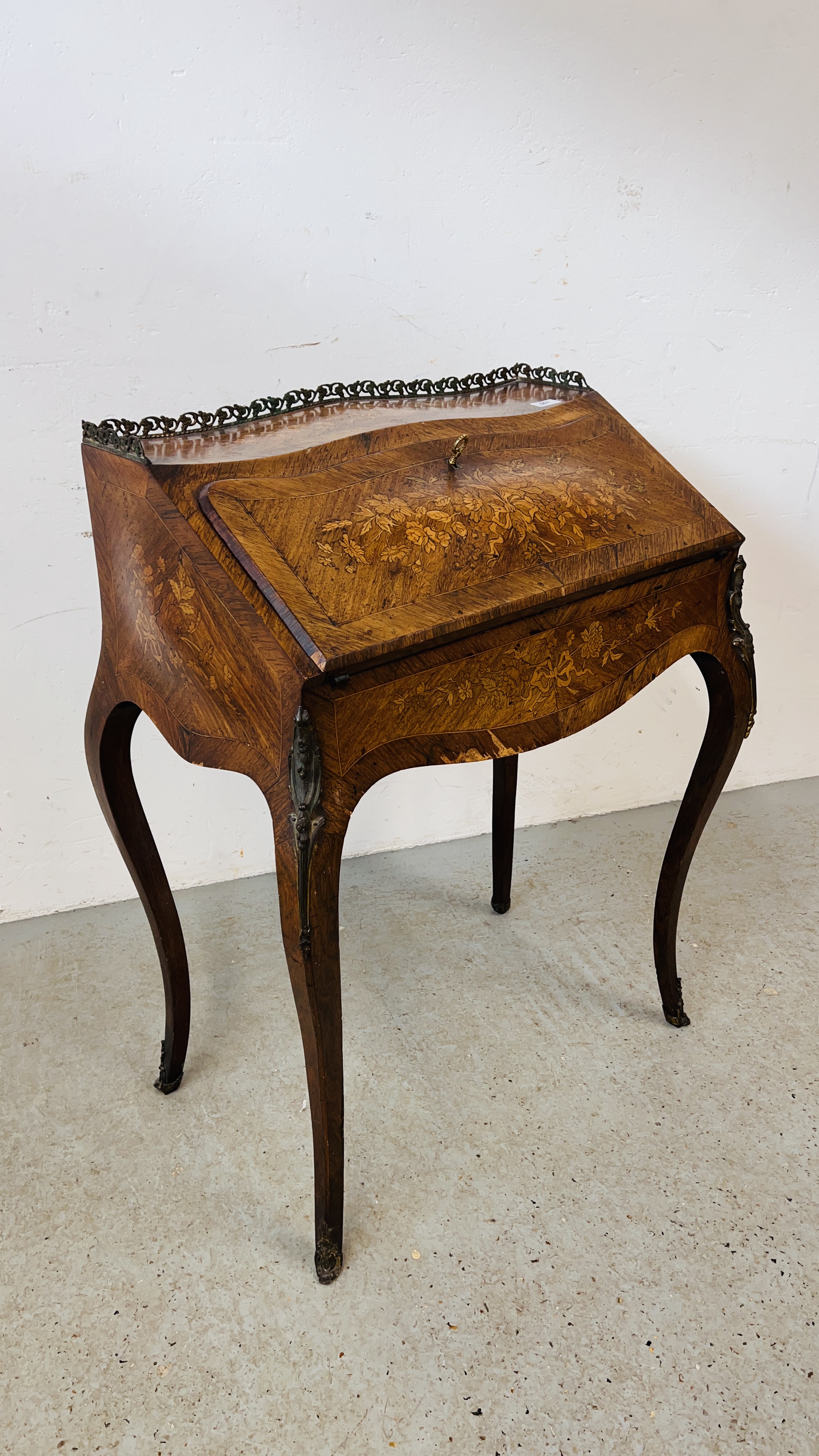 AN ANTIQUE FRENCH LADIES WRITING BUREAU / DESK WITH INLAID MARQUETRY DETAIL, - Image 2 of 14