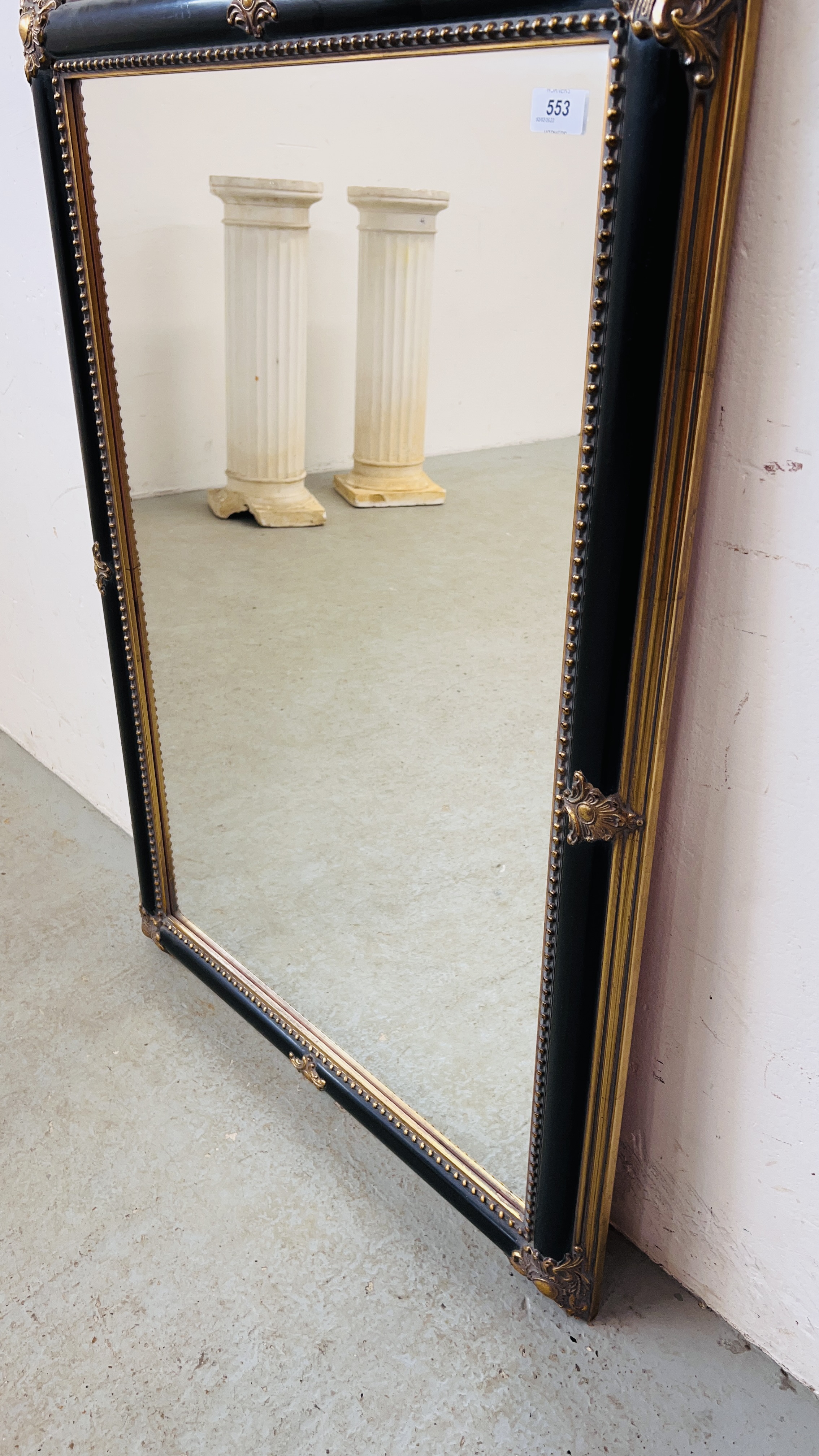 A LARGE GILT AND BLACK FRAMED WALL MIRROR - W 74CM. X H 105CM. - Image 4 of 5