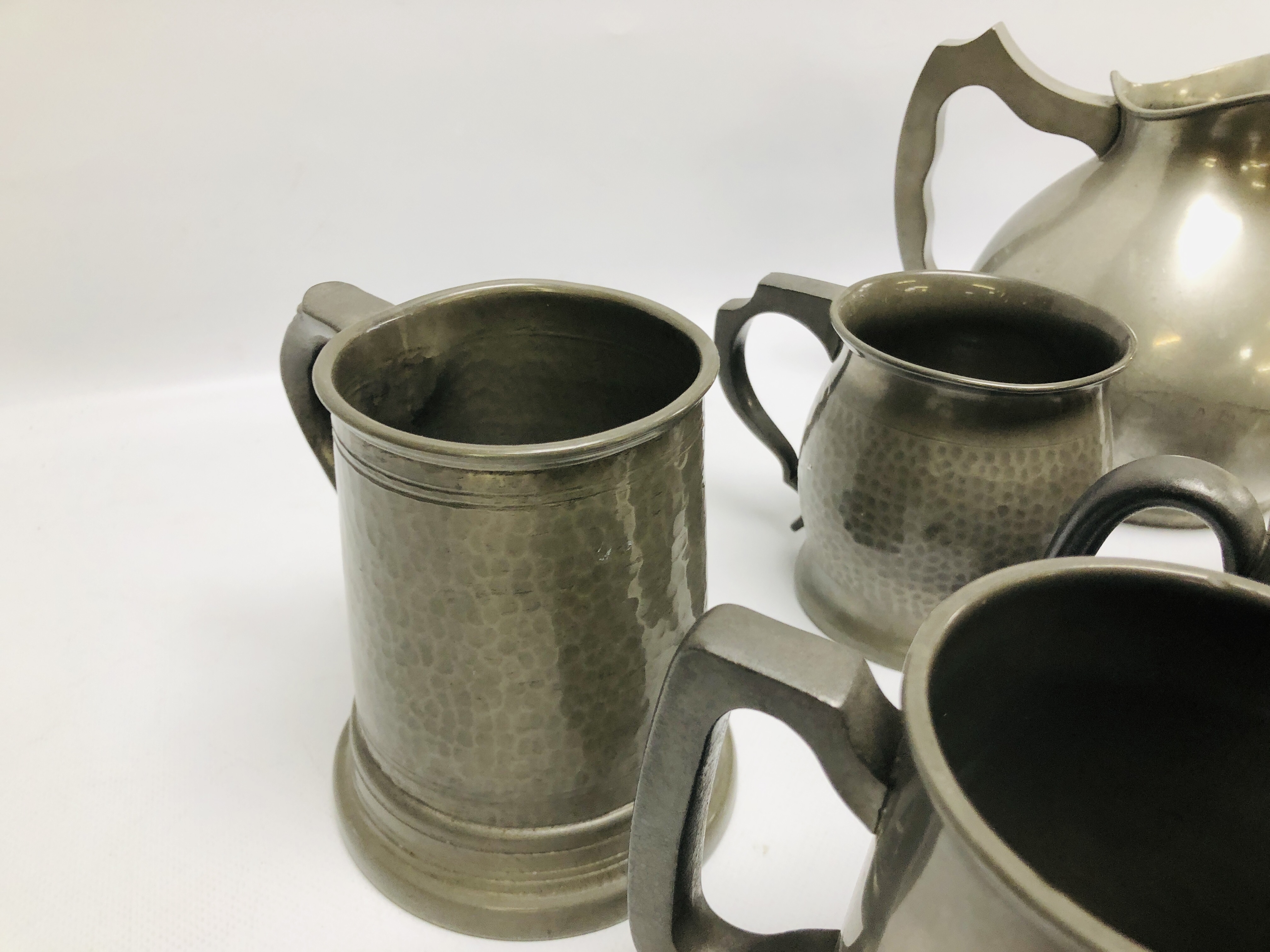 A SET OF SIX MANOR PEWTER MUGS ALONG WITH MANOR PEWTER JUG ALONG WITH FOUR FURTHER PEWTER TANKARDS - Image 5 of 7