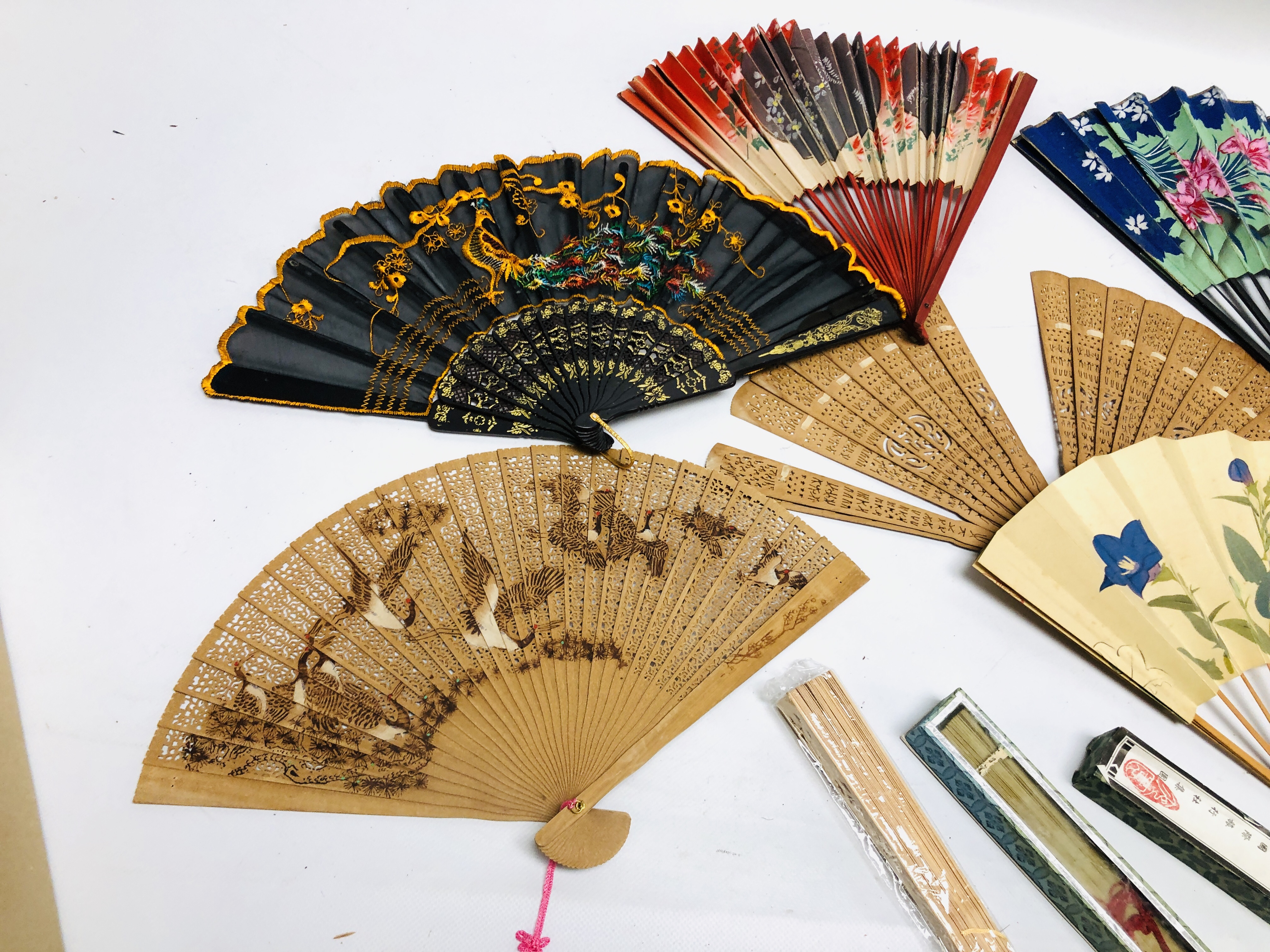 A COLLECTION OF ASSORTED MAINLY MODERN ORIENTAL FANS TO INCLUDE WOODEN AND PAINTED EXAMPLES ALONG - Image 8 of 10