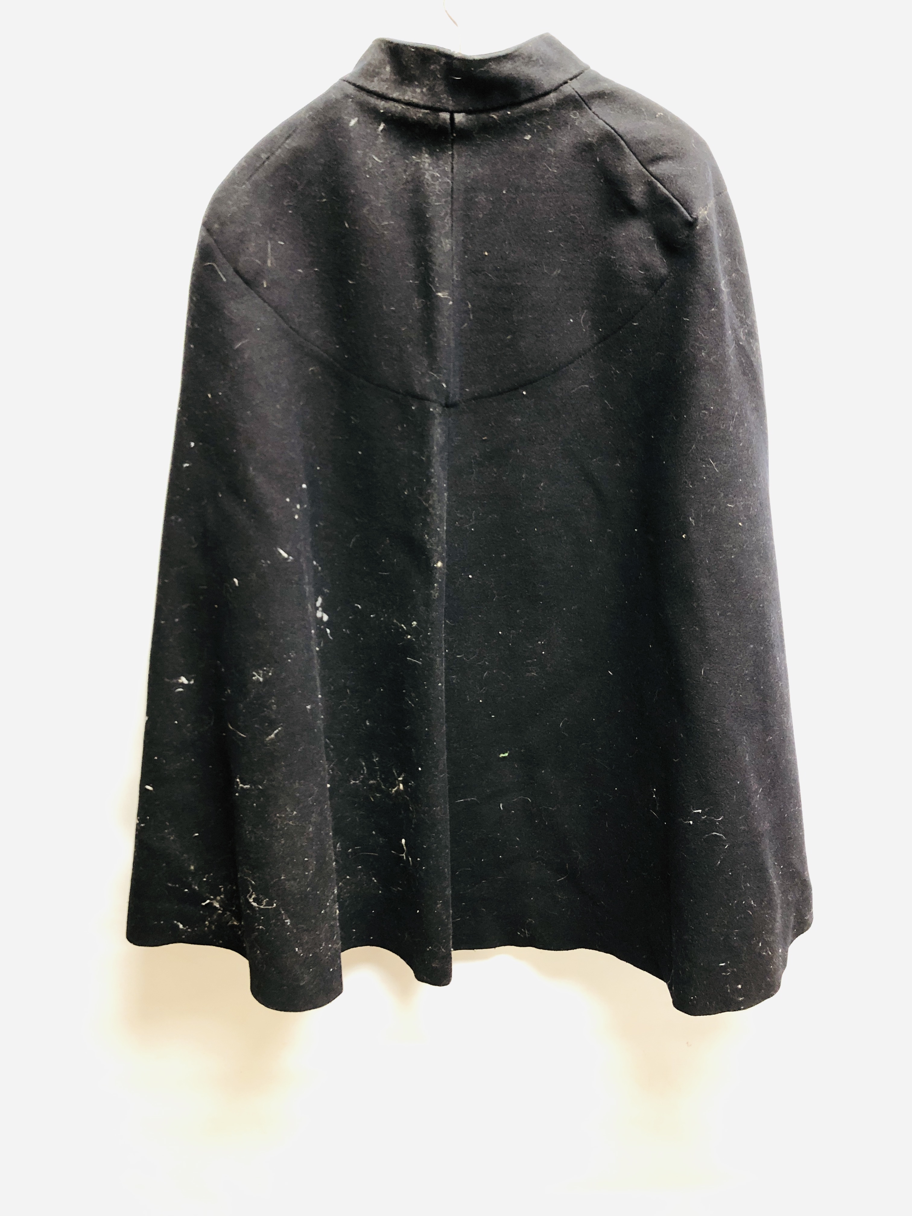 A VINTAGE BLACK FELT CAPE ON AN ORIGINAL WOODEN COAT HANGER TAILORS EDWARDS AND GITTINGS GILLINGHAM. - Image 4 of 4