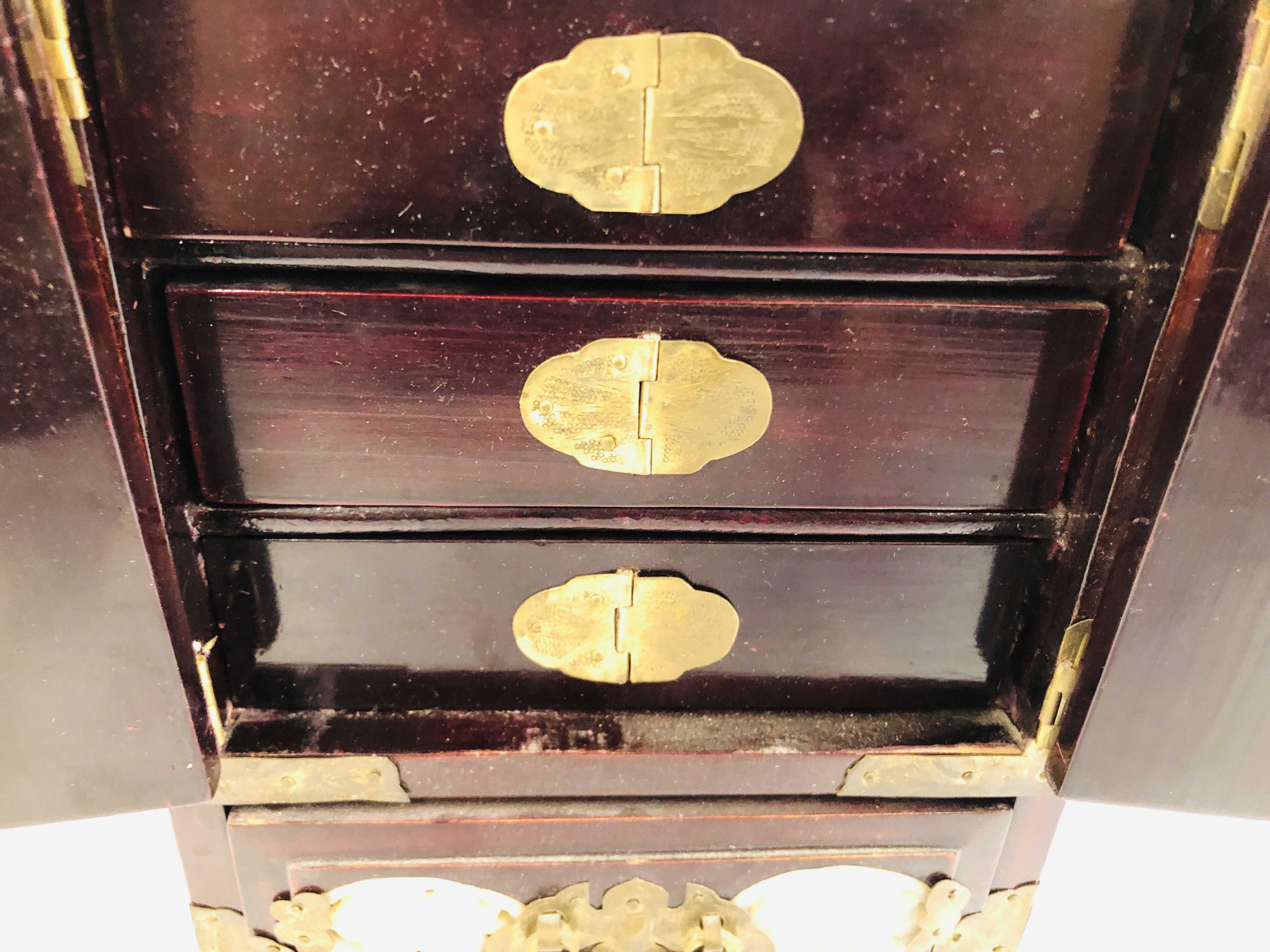 A CHINESE HARDWOOD JEWELLERY CHEST INLAID WITH HARDSTONE PANELS AND BRASS BOUND DETAIL. - Image 6 of 11