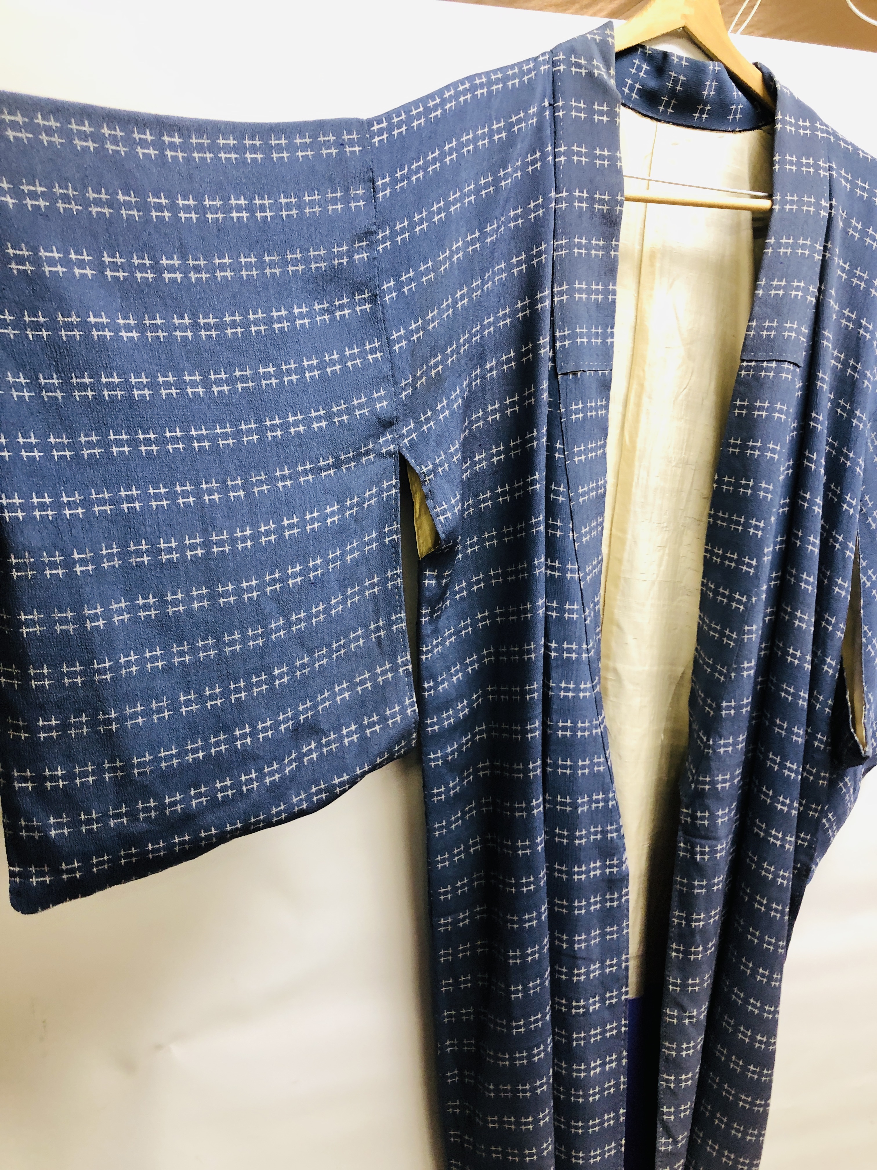 A GROUP OF THREE VINTAGE JAPANESE "KIMONOS" TO INCLUDE PRINTED SILK EXAMPLES - Image 8 of 10