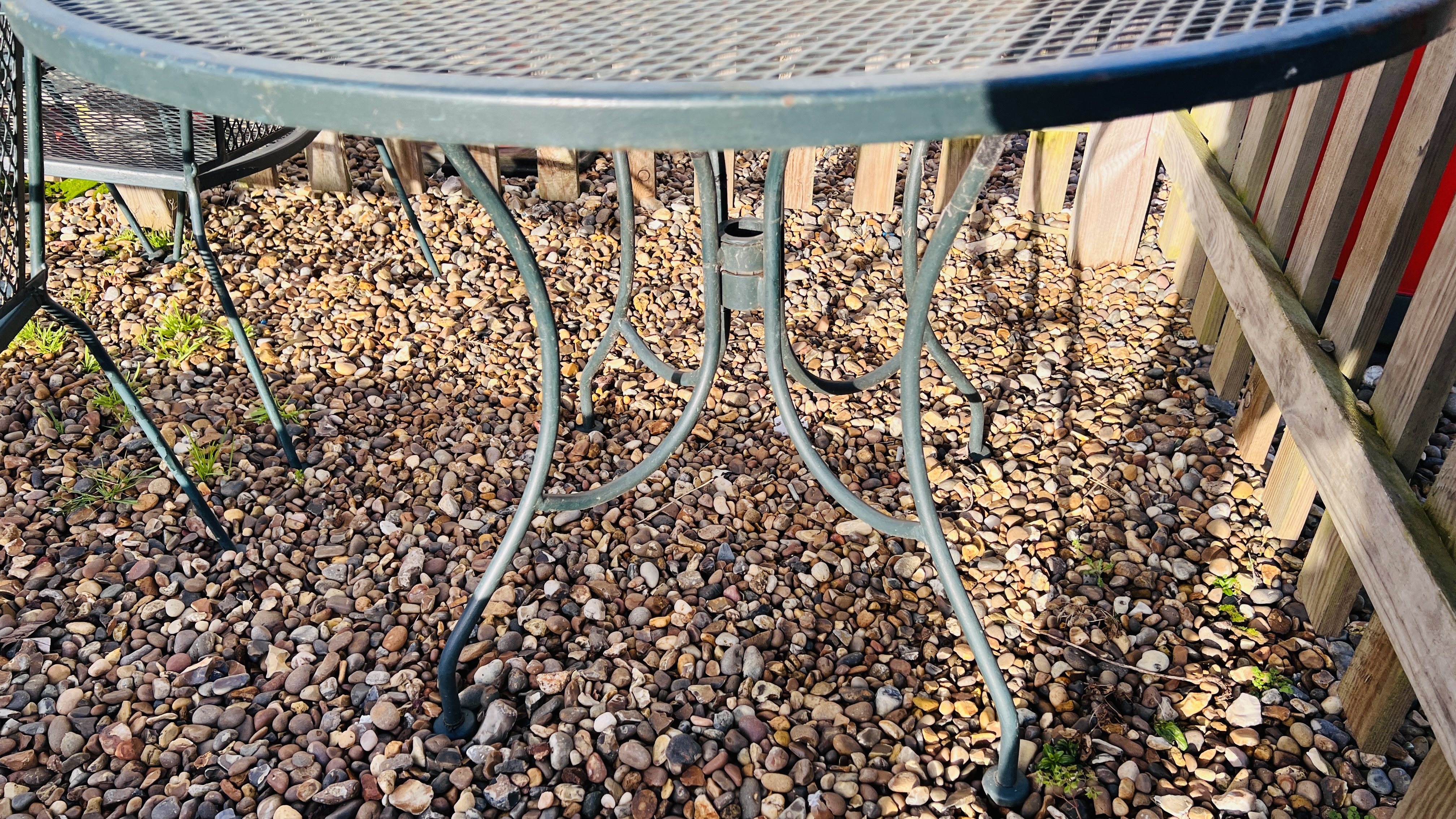 METAL PATIO FURNITURE SET - TABLE, FOUR CHAIRS AND PARASOL. - Image 6 of 7