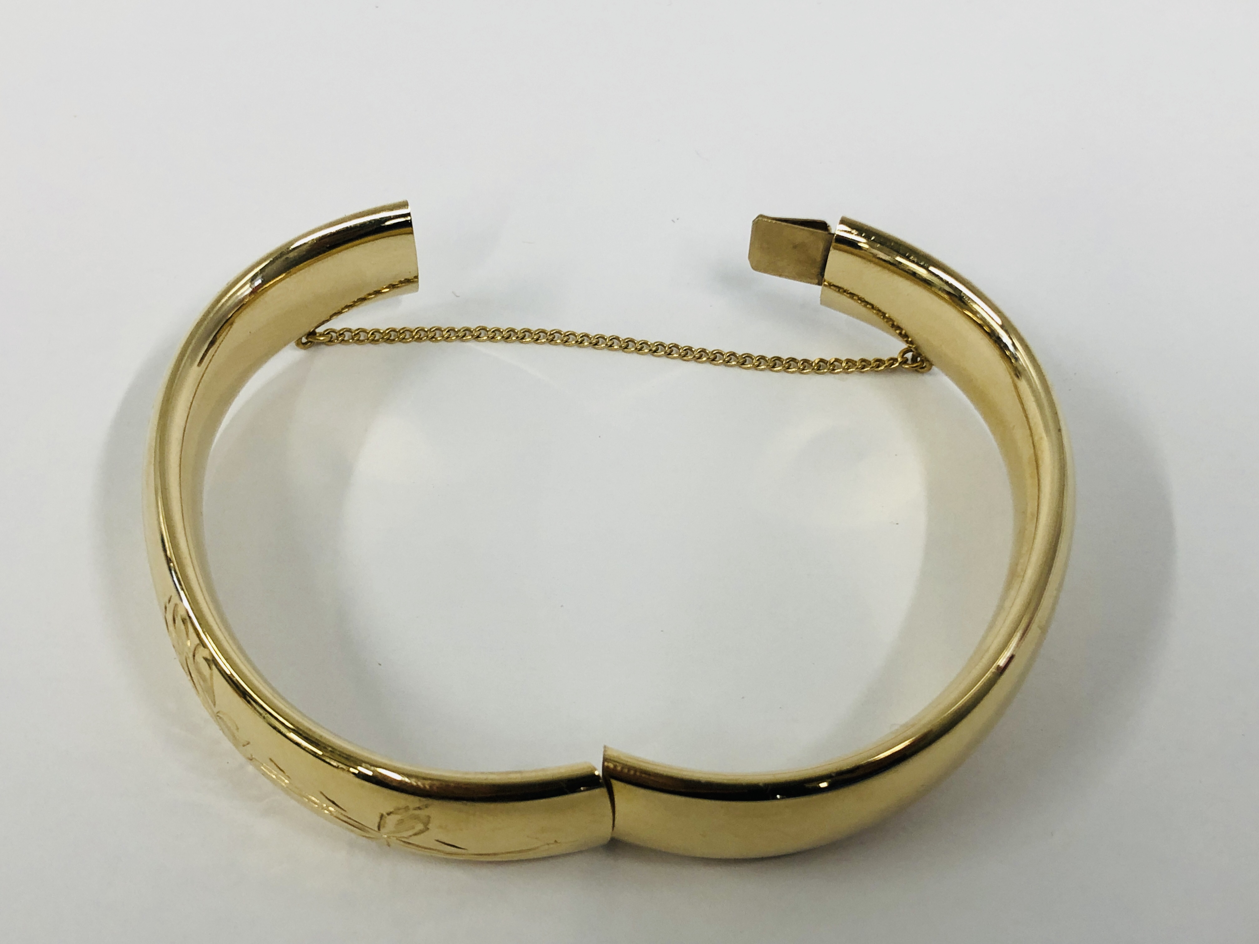 A GOLD FILLED HINGED BANGLE WITH CHASED DECORATION - Image 6 of 8