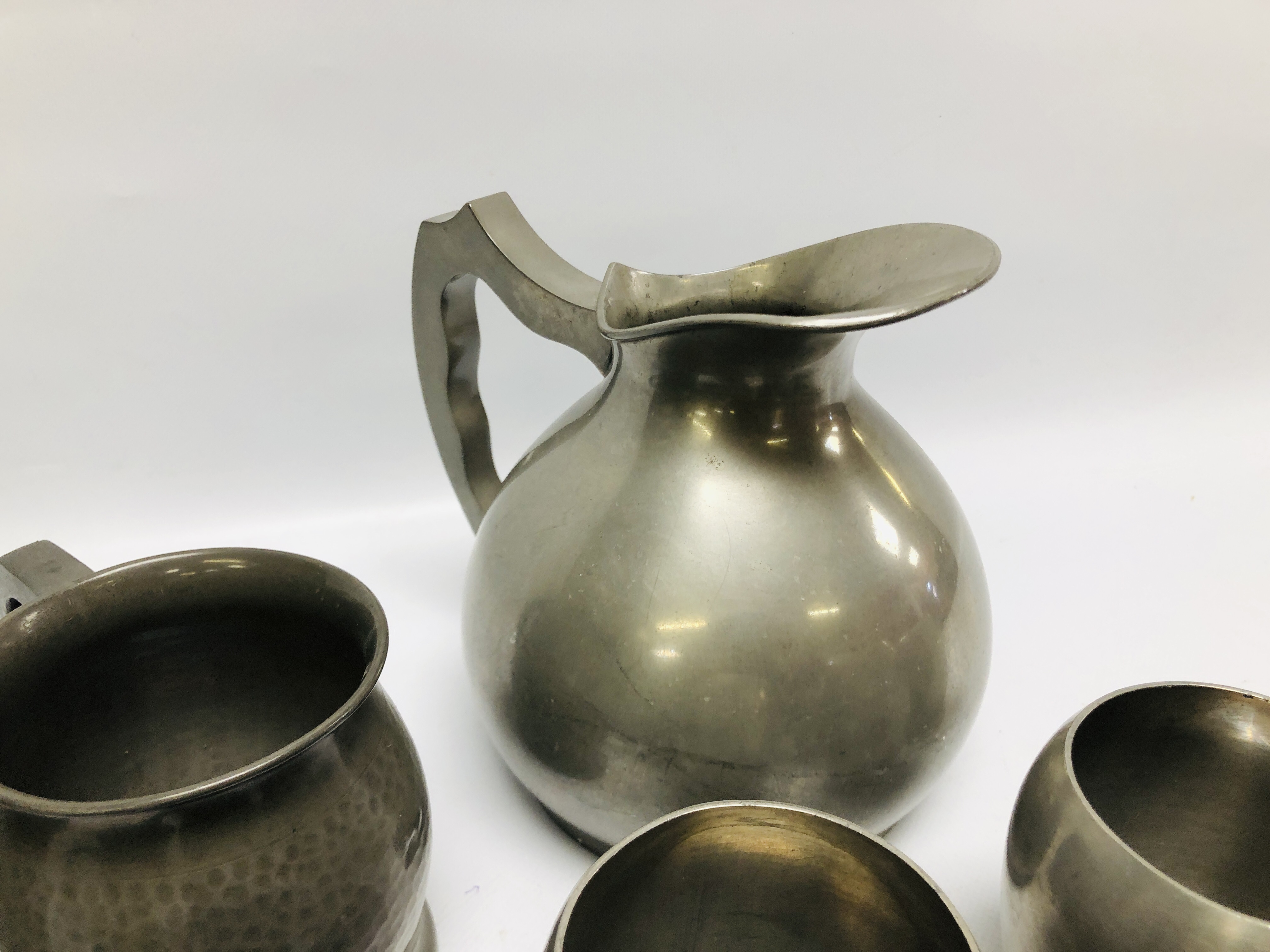 A SET OF SIX MANOR PEWTER MUGS ALONG WITH MANOR PEWTER JUG ALONG WITH FOUR FURTHER PEWTER TANKARDS - Image 3 of 7