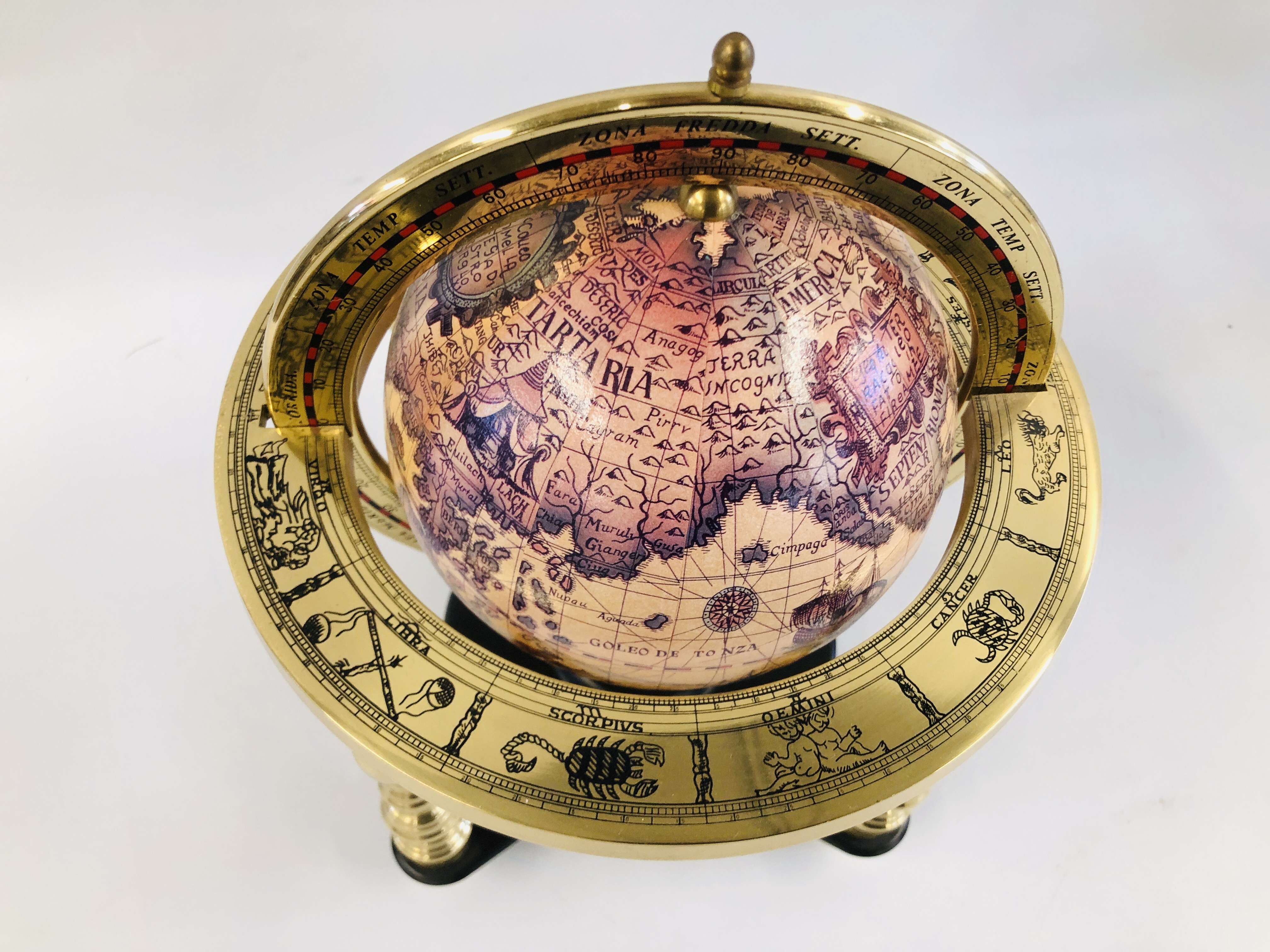 A REPRODUCTION WORLD GLOBE IN BRASS MOUNT, H 28CM. - Image 4 of 5