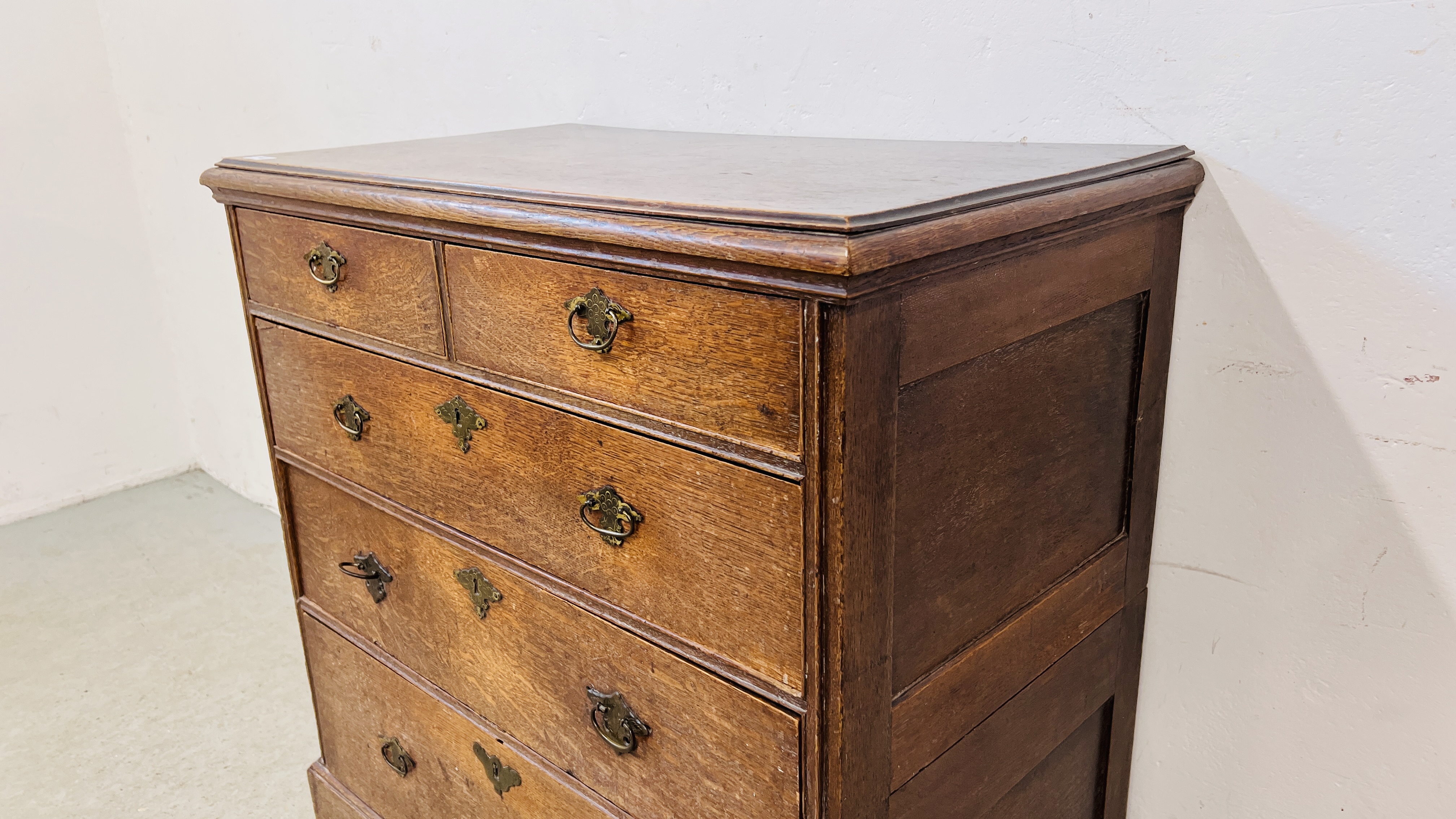 AN ANTIQUE OAK 2 OVER 3 DRAWER CHEST WITH BRASS HANDLES (SPLIT CHEST) W 87CM X D 49CM. X H 94CM. - Image 3 of 9