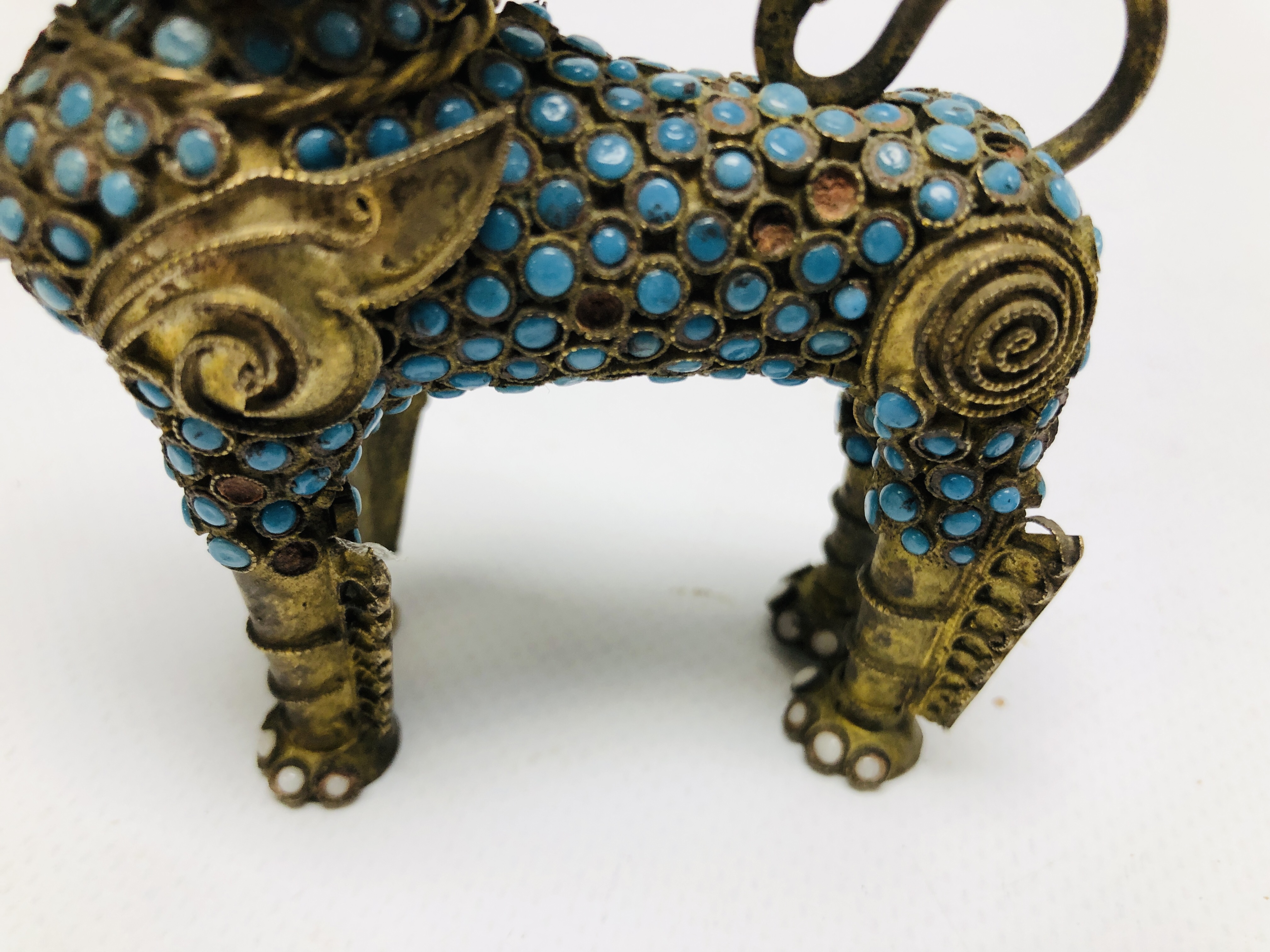 A VINTAGE TIBETAN STYLE PERFUME BOTTLE IN THE FORM OF A FOO DOG INSET WITH COLOURED STONES, - Image 5 of 9