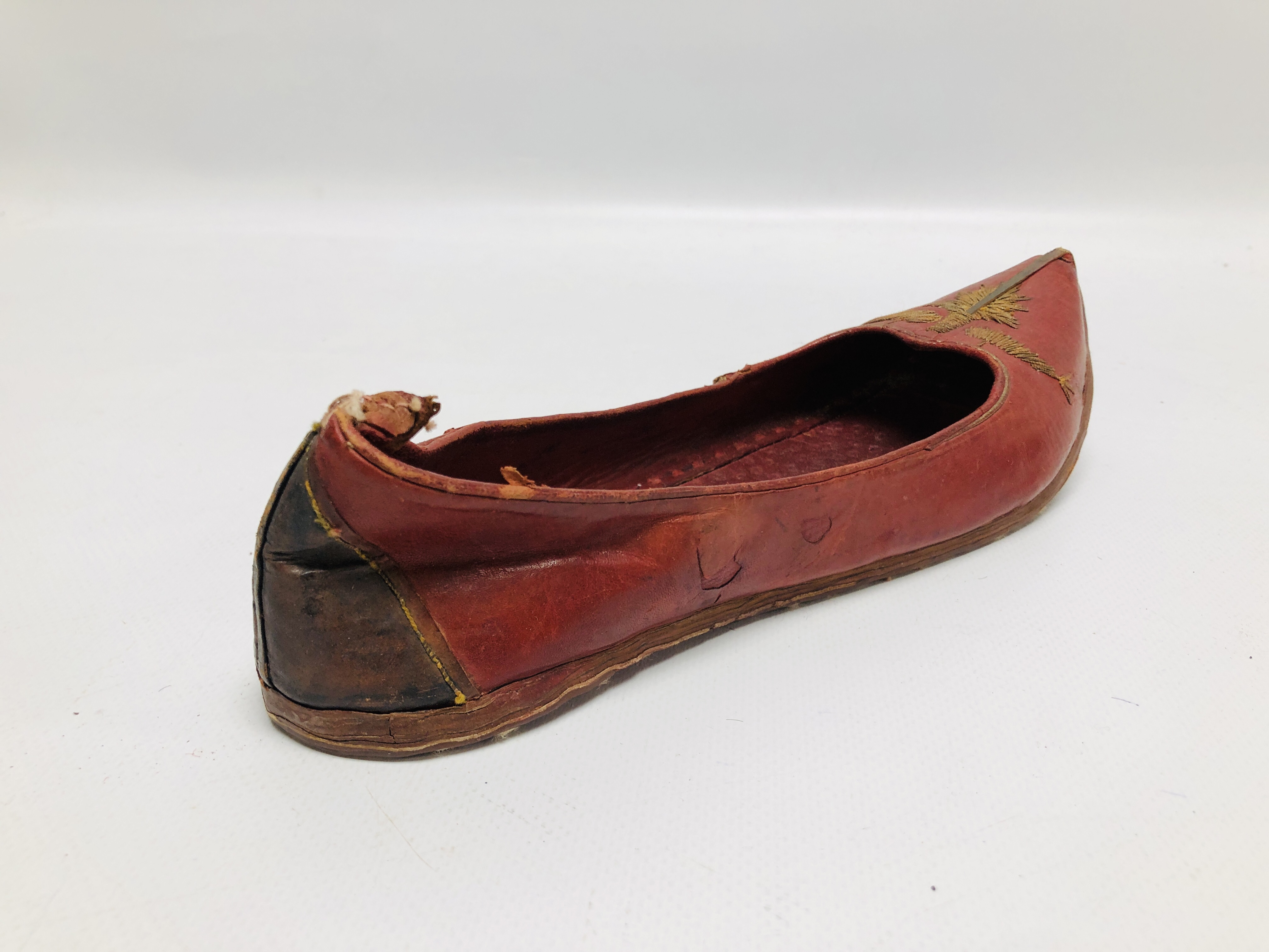 PAIR OF EARLY C20TH AFGHAN LEATHER SHOES WITH GOLD THREAD EMBROIDERY. - Image 8 of 10