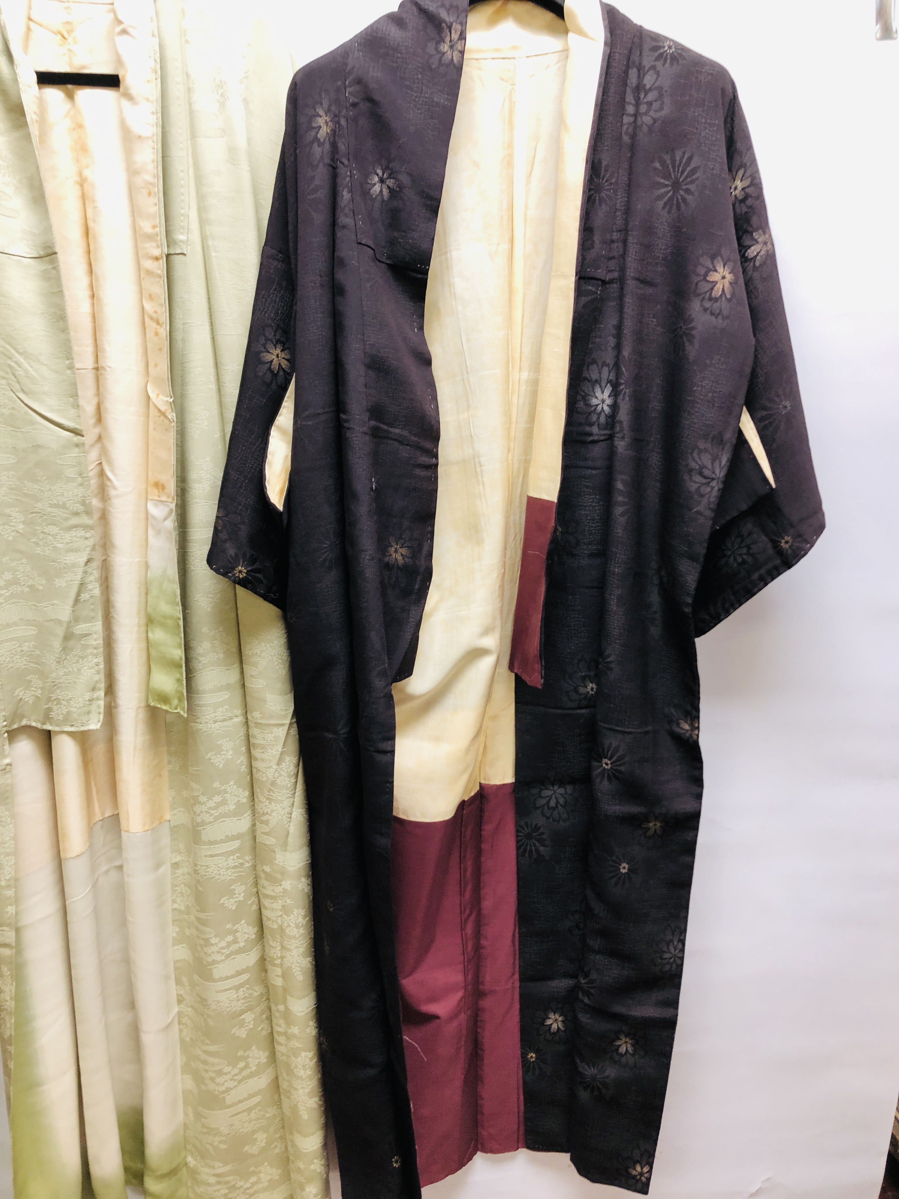 A GROUP OF THREE VINTAGE JAPANESE "KIMONOS" TO INCLUDE PRINTED SILK EXAMPLES - Image 2 of 10