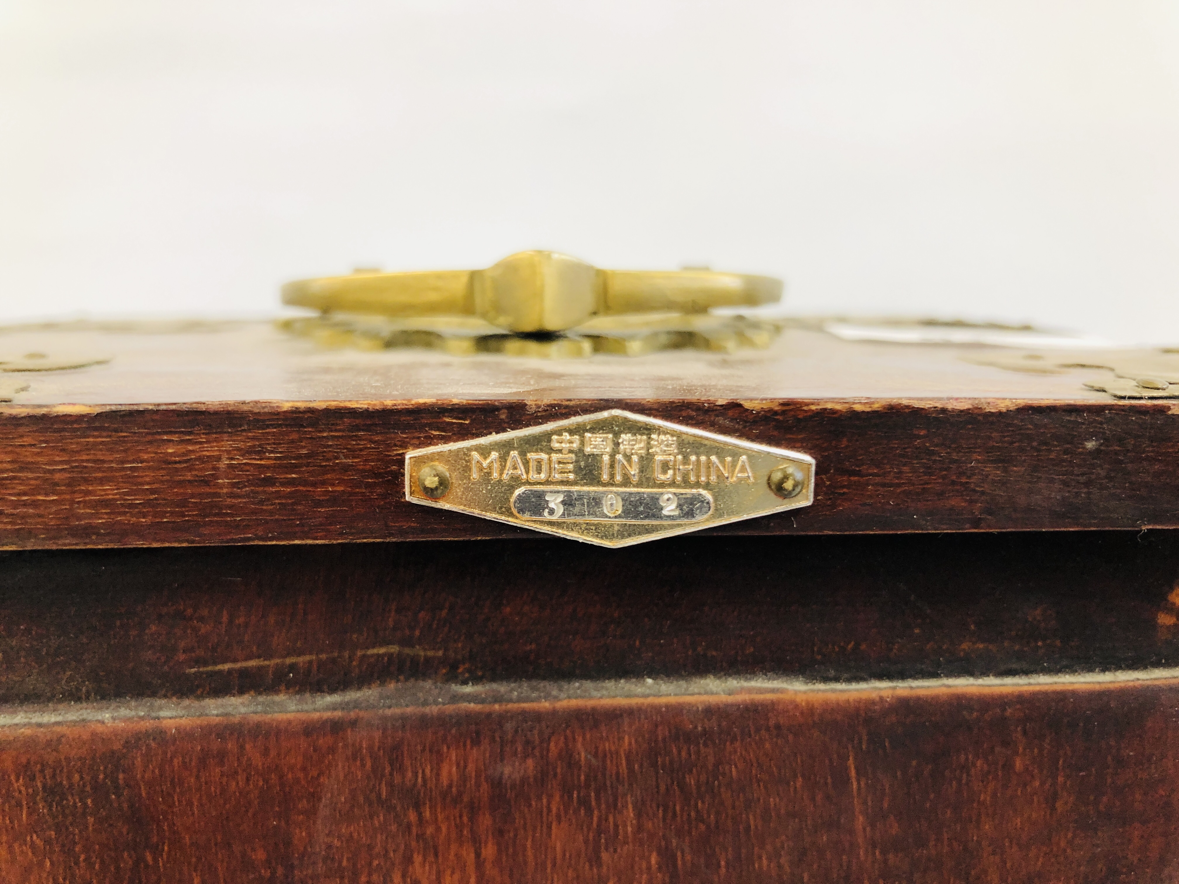 A CHINESE HARDWOOD JEWELLERY CHEST INLAID WITH HARDSTONE PANELS AND BRASS BOUND DETAIL. - Image 10 of 11