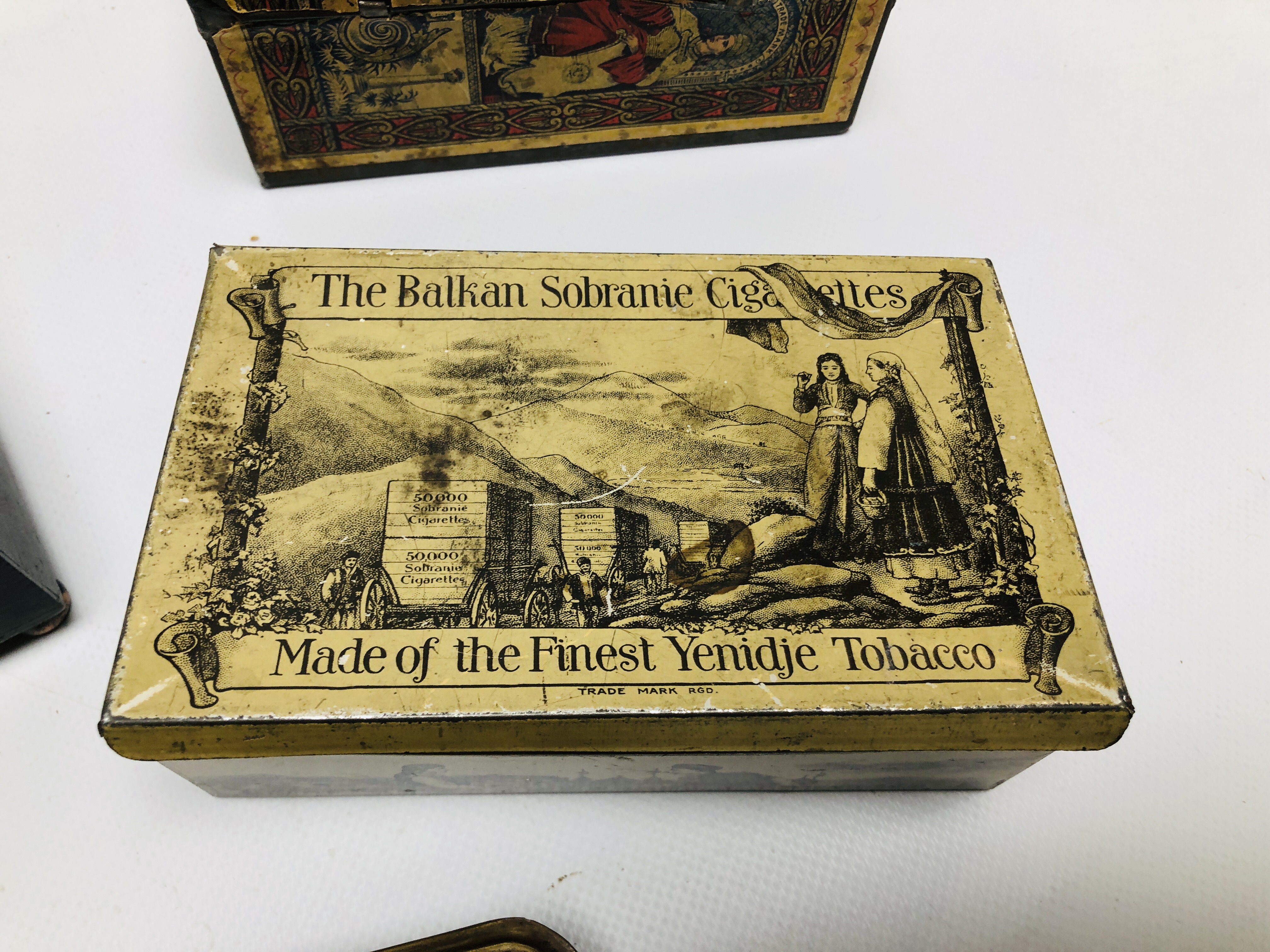 A COLLECTION OF ASSORTED SOUVENIR CIGARETTE AND COMMEMORATIVE BOXES AND TINS TO INCLUDE A BRASS - Image 8 of 11