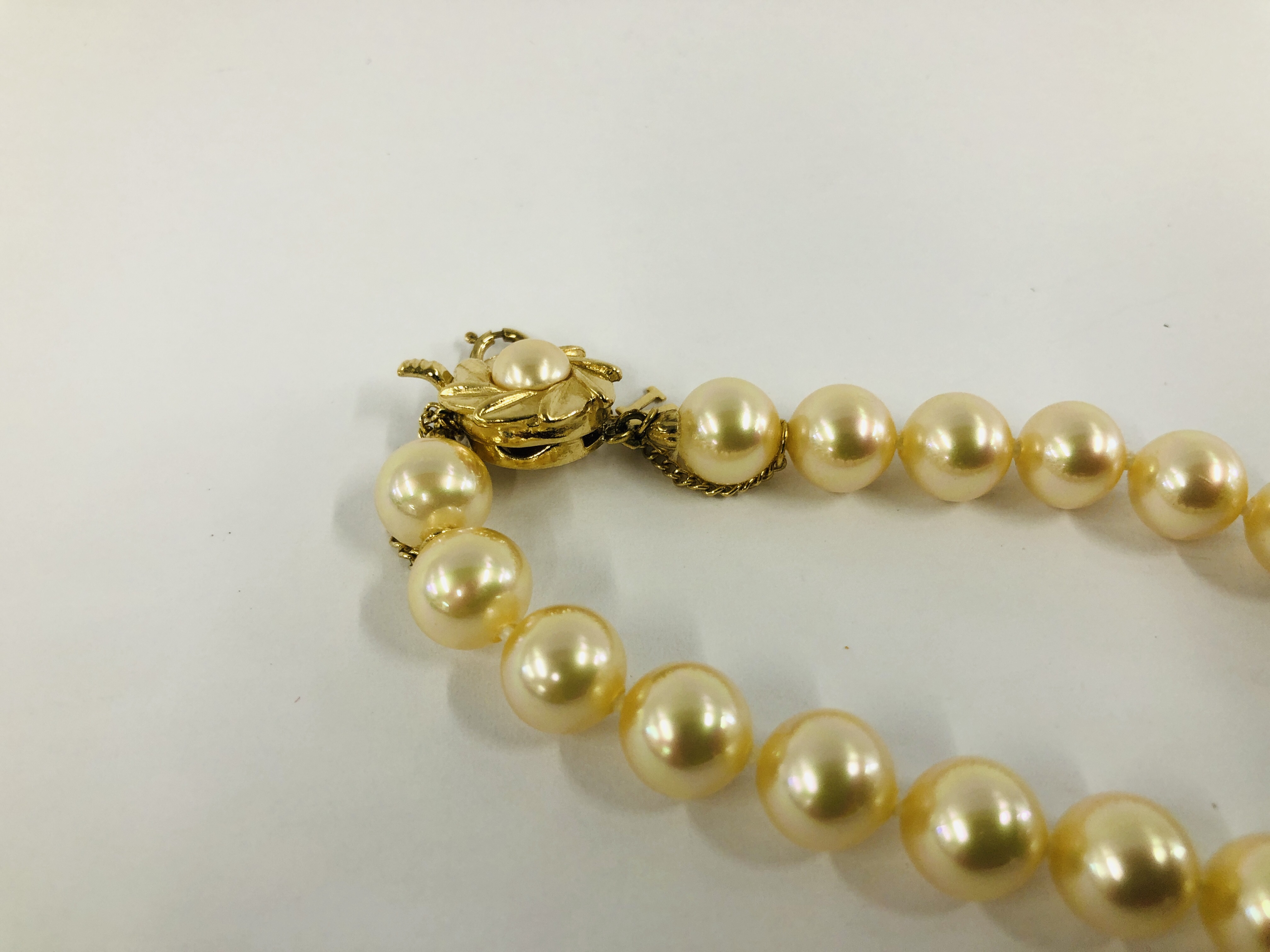 A MODERN STRAND OF "MAJORICAN" SIMULATED PEARLS HAVING A CLASP MARKED 925 ALONG WITH A PAIR OF - Image 5 of 9