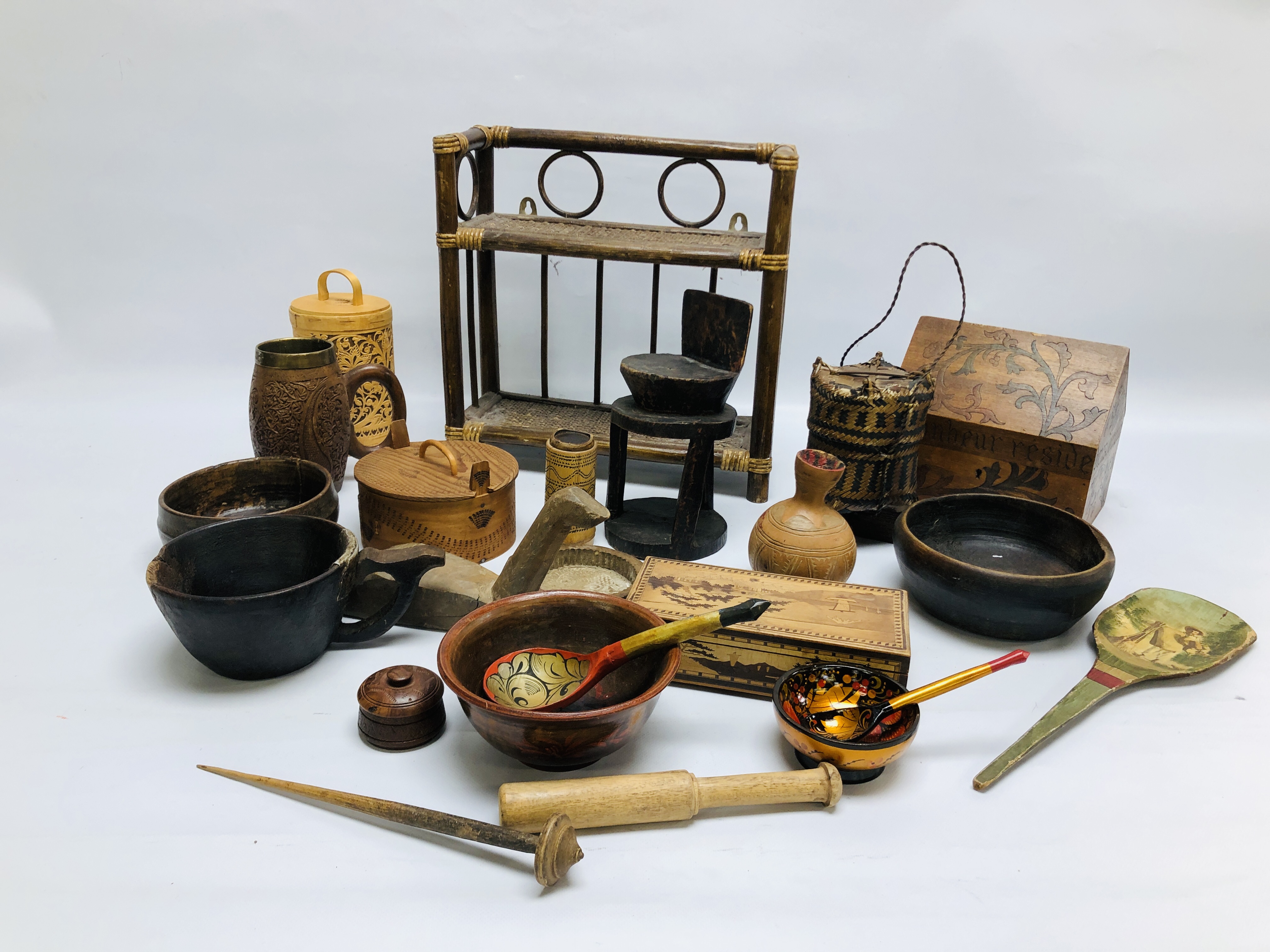 A BOX OF ASSORTED WOODEN ETHNIC ARTIFACTS COMPRISING OF VARIOUS VESSELS, HARDWOOD TANKARD,