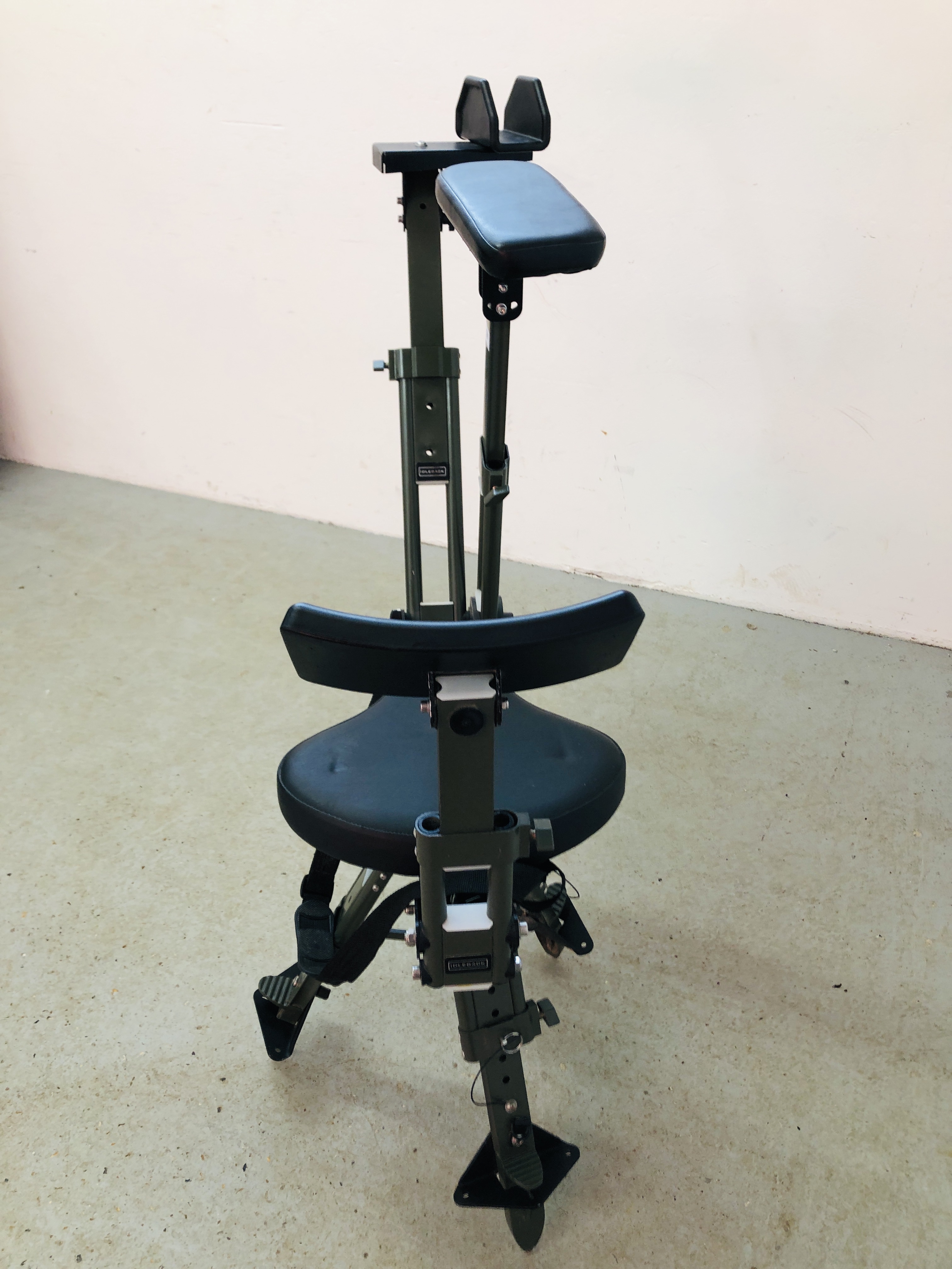 AN IDLEBACK ADJUSTABLE REVOLVING SHOOTING CHAIR WITH COMFORT SEAT. - Image 8 of 8